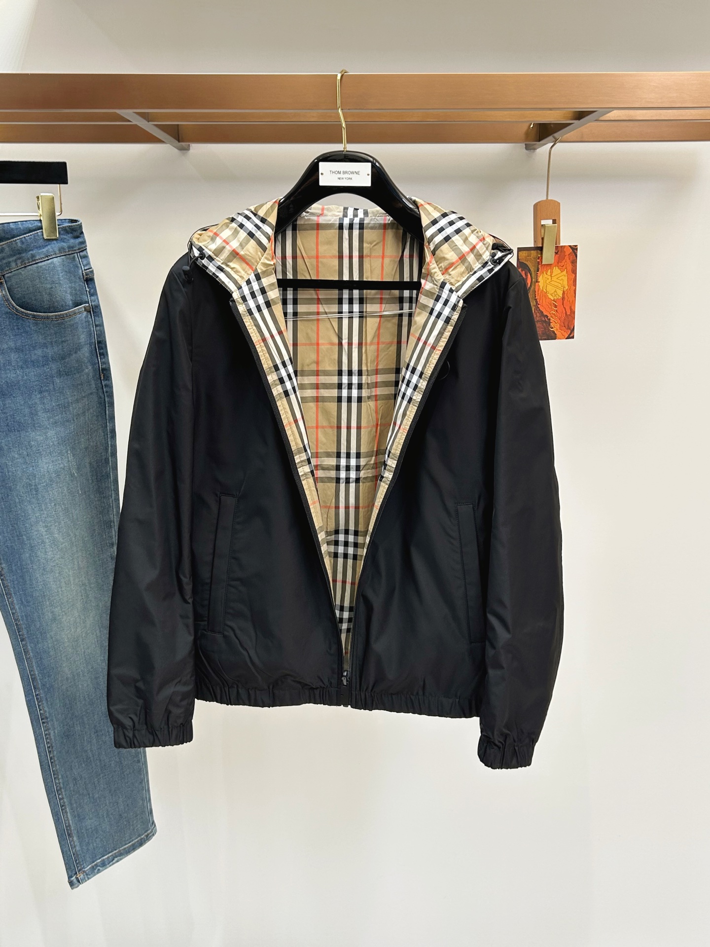 BBR巴宝莉 26FW 经典格纹双面拉链外套 BURBERRY巴宝莉双面格纹连帽外套 采用定制定染的格子面料制作,高级感 BBR巴宝莉 26FW 经典格纹双面拉链外套 BURBERRY巴宝莉双面格纹连帽外套 采用定制定染的格子面料制作,高级感