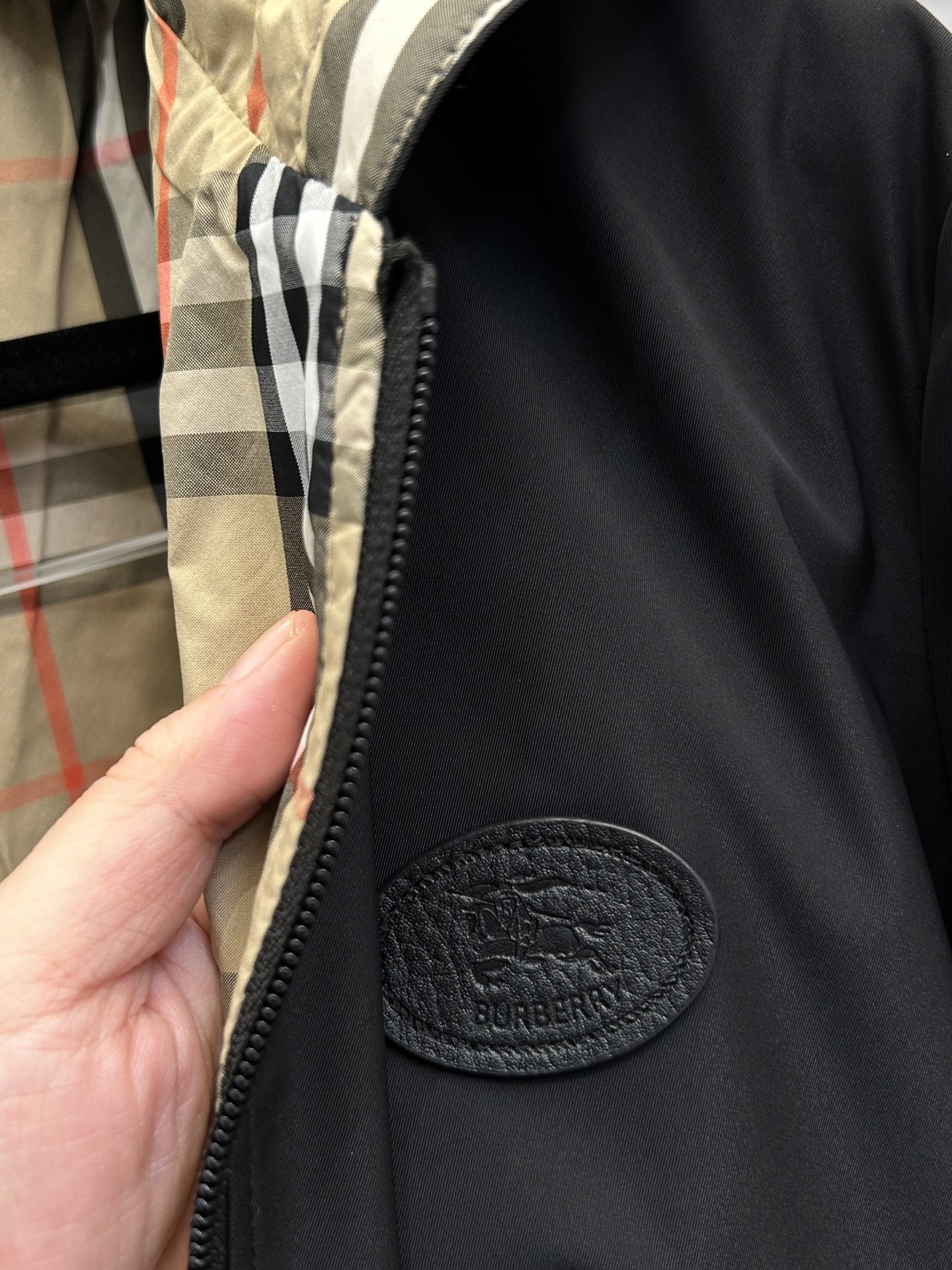 BBR巴宝莉 26FW 经典格纹双面拉链外套 BURBERRY巴宝莉双面格纹连帽外套 采用定制定染的格子面料制作,高级感 BBR巴宝莉 26FW 经典格纹双面拉链外套 BURBERRY巴宝莉双面格纹连帽外套 采用定制定染的格子面料制作,高级感