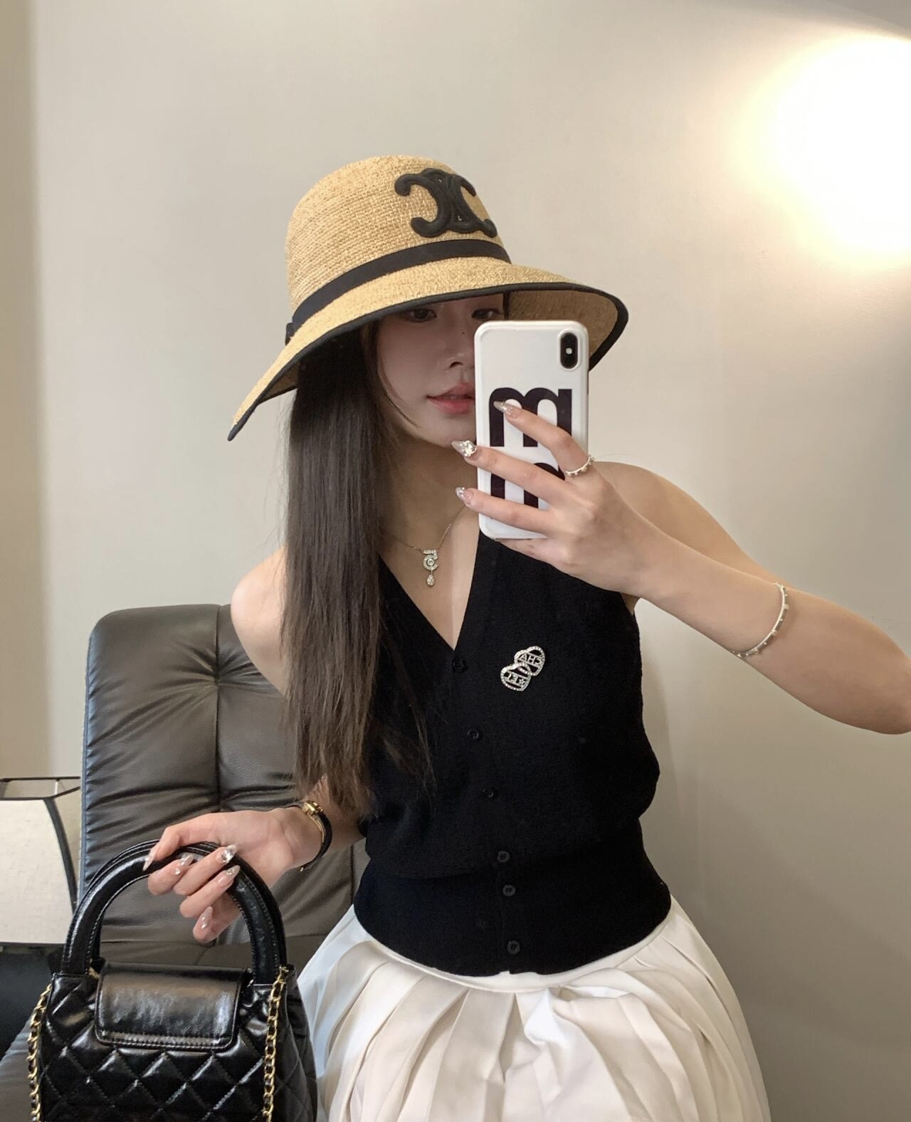 \n我的宝藏度假️草帽！年年戴\nCELINE赛琳夏季防晒遮阳帽，10公分大帽檐\n本大脸强力推荐大帽檐草帽！尊嘟显脸小\n版型挺阔有型！海边度假️风再大也不怕\n夏天要出去度假的姐妹们冲冲冲[赞R][赞R][赞R]\n就能拥有的拍照防晒神器巨出片！！！\n