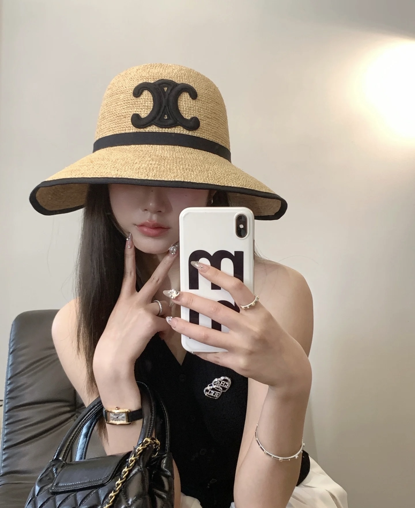 \n我的宝藏度假️草帽！年年戴\nCELINE赛琳夏季防晒遮阳帽，10公分大帽檐\n本大脸强力推荐大帽檐草帽！尊嘟显脸小\n版型挺阔有型！海边度假️风再大也不怕\n夏天要出去度假的姐妹们冲冲冲[赞R][赞R][赞R]\n就能拥有的拍照防晒神器巨出片！！！\n