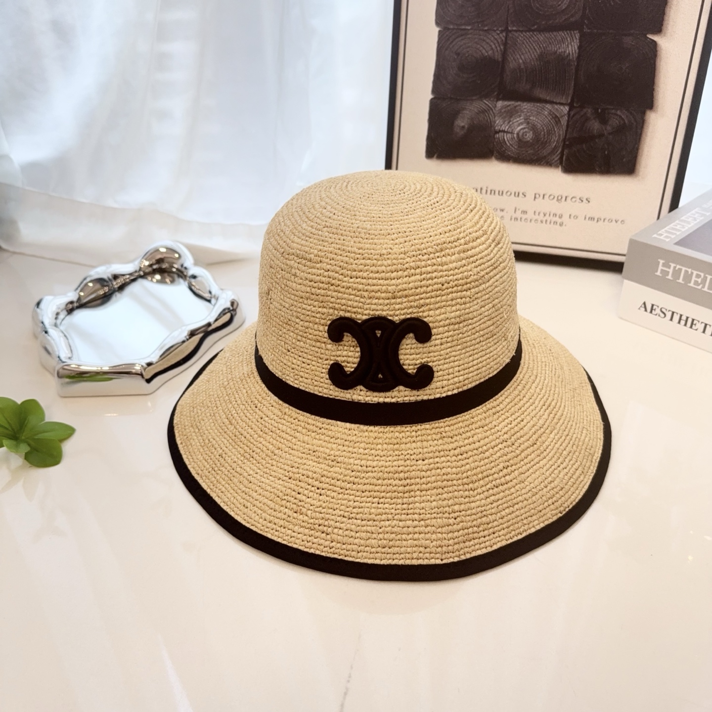\n我的宝藏度假️草帽！年年戴\nCELINE赛琳夏季防晒遮阳帽，10公分大帽檐\n本大脸强力推荐大帽檐草帽！尊嘟显脸小\n版型挺阔有型！海边度假️风再大也不怕\n夏天要出去度假的姐妹们冲冲冲[赞R][赞R][赞R]\n就能拥有的拍照防晒神器巨出片！！！\n