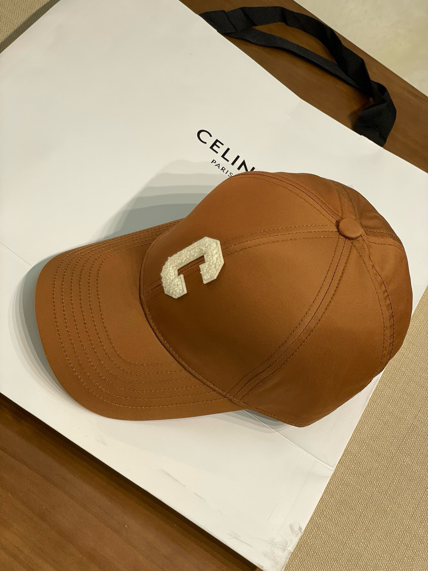 \nCeline赛琳新色太妃糖色棒球帽，以优雅的棕色为主色调，尽显气质。拥有三种不同标志设计款式，分别是精致的双c刺绣款、简约的凯旋门logo款以及显眼的“celine”字母款，满足不同的审美需求。采用优质面料制作，佩戴舒适，版型贴合头部。无论是搭配优雅的裙装还是干练的裤装，都能轻松适配，为您的造型增添时尚亮点，是提升穿搭品味的理想选择\n