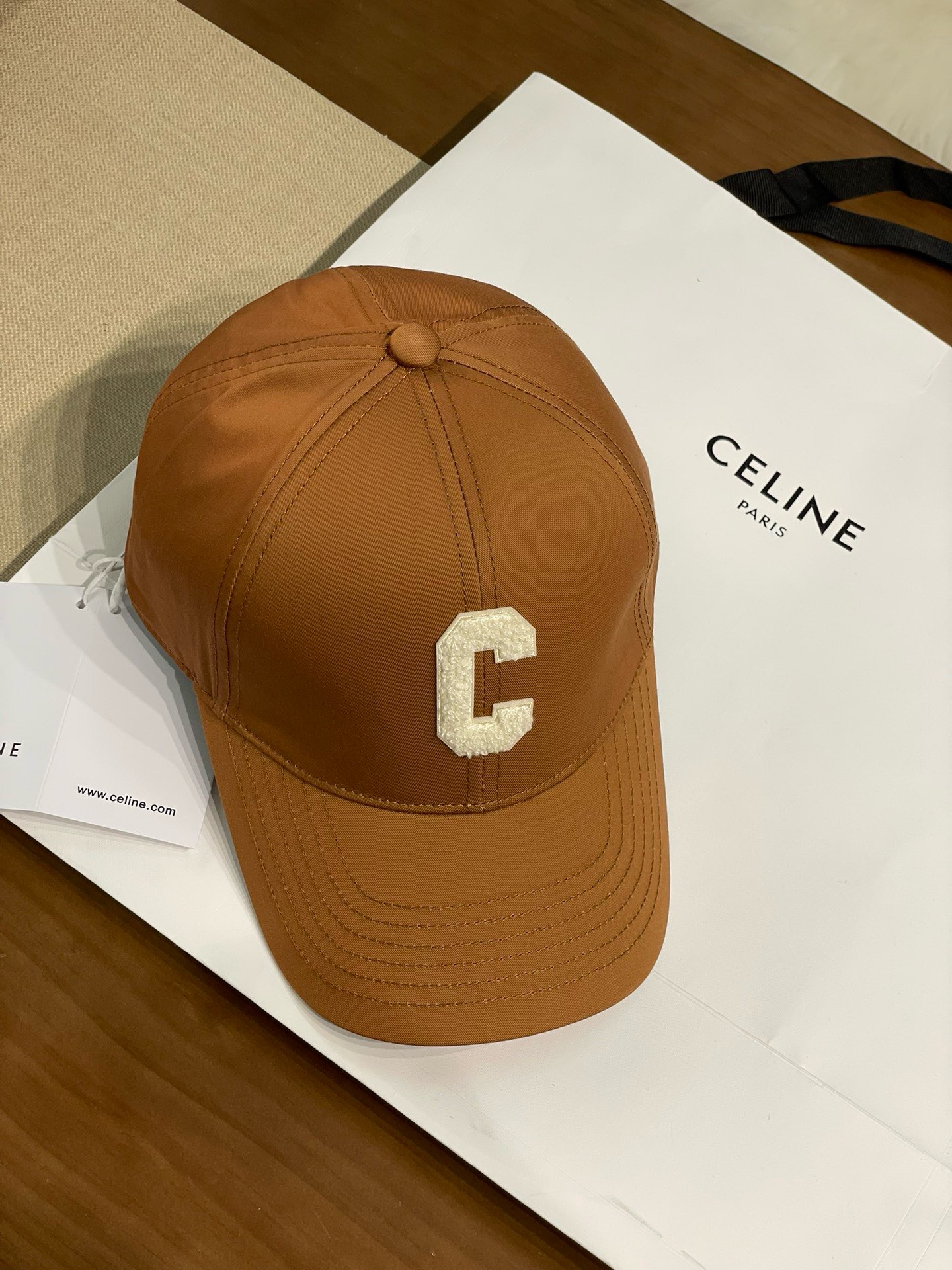 \nCeline赛琳新色太妃糖色棒球帽，以优雅的棕色为主色调，尽显气质。拥有三种不同标志设计款式，分别是精致的双c刺绣款、简约的凯旋门logo款以及显眼的“celine”字母款，满足不同的审美需求。采用优质面料制作，佩戴舒适，版型贴合头部。无论是搭配优雅的裙装还是干练的裤装，都能轻松适配，为您的造型增添时尚亮点，是提升穿搭品味的理想选择\n