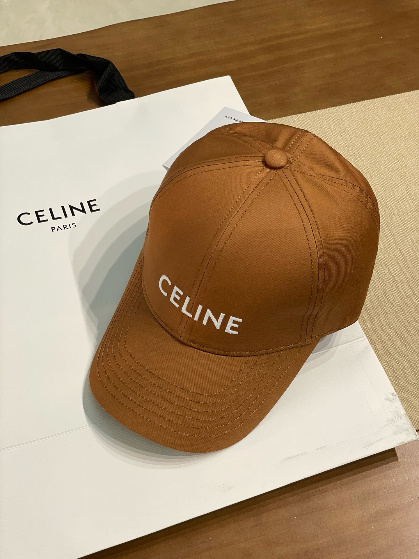 \nCeline赛琳新色太妃糖色棒球帽，以优雅的棕色为主色调，尽显气质。拥有三种不同标志设计款式，分别是精致的双c刺绣款、简约的凯旋门logo款以及显眼的“celine”字母款，满足不同的审美需求。采用优质面料制作，佩戴舒适，版型贴合头部。无论是搭配优雅的裙装还是干练的裤装，都能轻松适配，为您的造型增添时尚亮点，是提升穿搭品味的理想选择\n