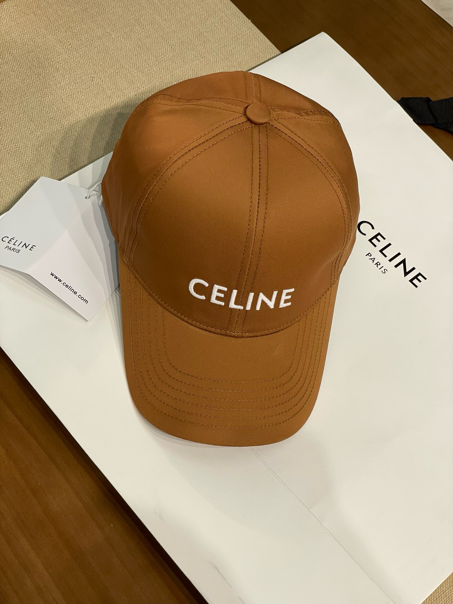 \nCeline赛琳新色太妃糖色棒球帽，以优雅的棕色为主色调，尽显气质。拥有三种不同标志设计款式，分别是精致的双c刺绣款、简约的凯旋门logo款以及显眼的“celine”字母款，满足不同的审美需求。采用优质面料制作，佩戴舒适，版型贴合头部。无论是搭配优雅的裙装还是干练的裤装，都能轻松适配，为您的造型增添时尚亮点，是提升穿搭品味的理想选择\n