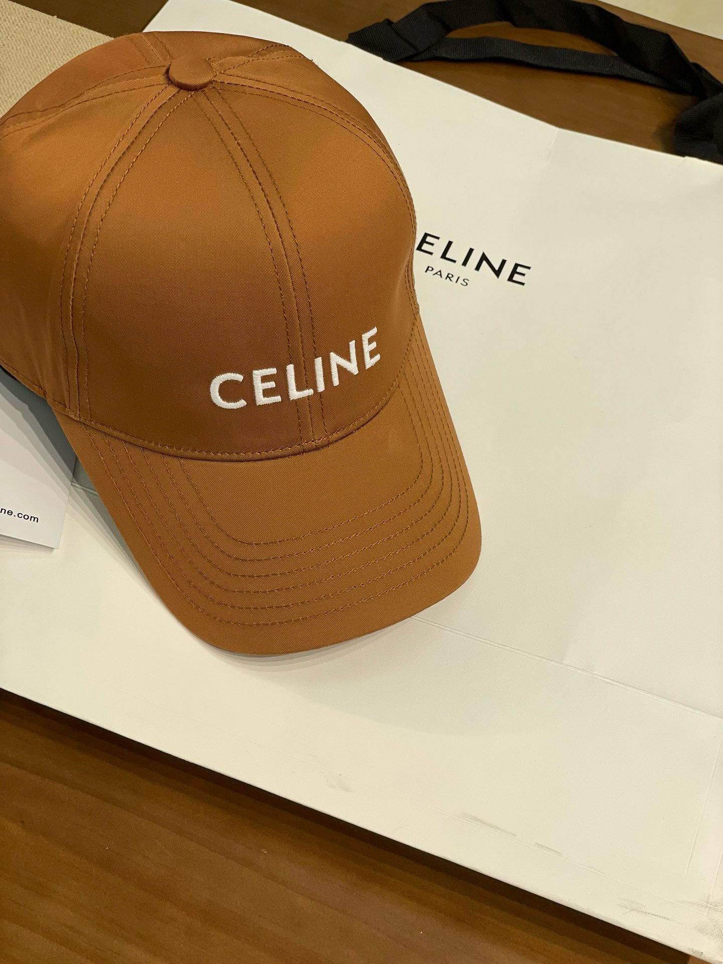 \nCeline赛琳新色太妃糖色棒球帽，以优雅的棕色为主色调，尽显气质。拥有三种不同标志设计款式，分别是精致的双c刺绣款、简约的凯旋门logo款以及显眼的“celine”字母款，满足不同的审美需求。采用优质面料制作，佩戴舒适，版型贴合头部。无论是搭配优雅的裙装还是干练的裤装，都能轻松适配，为您的造型增添时尚亮点，是提升穿搭品味的理想选择\n