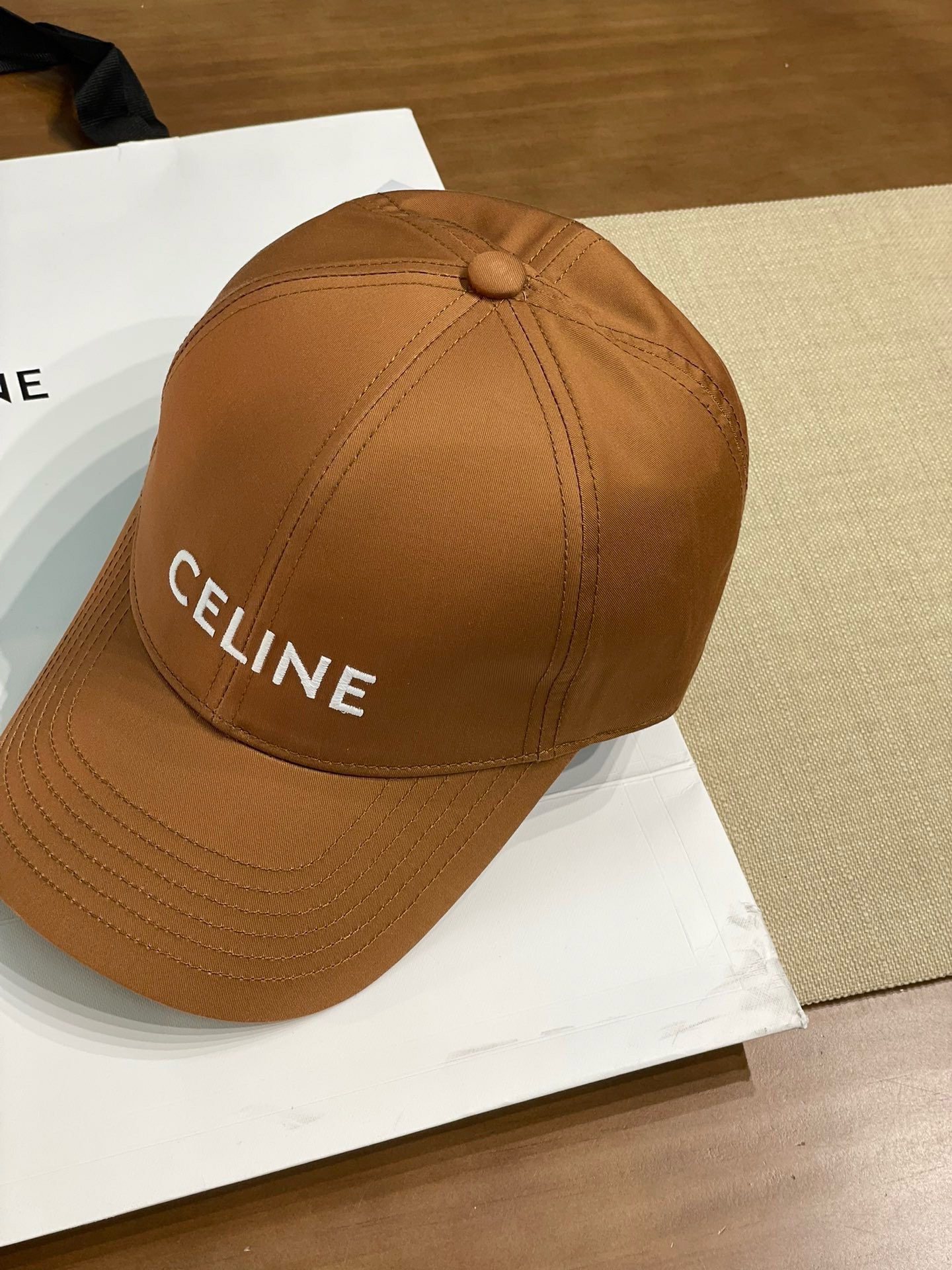 \nCeline赛琳新色太妃糖色棒球帽，以优雅的棕色为主色调，尽显气质。拥有三种不同标志设计款式，分别是精致的双c刺绣款、简约的凯旋门logo款以及显眼的“celine”字母款，满足不同的审美需求。采用优质面料制作，佩戴舒适，版型贴合头部。无论是搭配优雅的裙装还是干练的裤装，都能轻松适配，为您的造型增添时尚亮点，是提升穿搭品味的理想选择\n