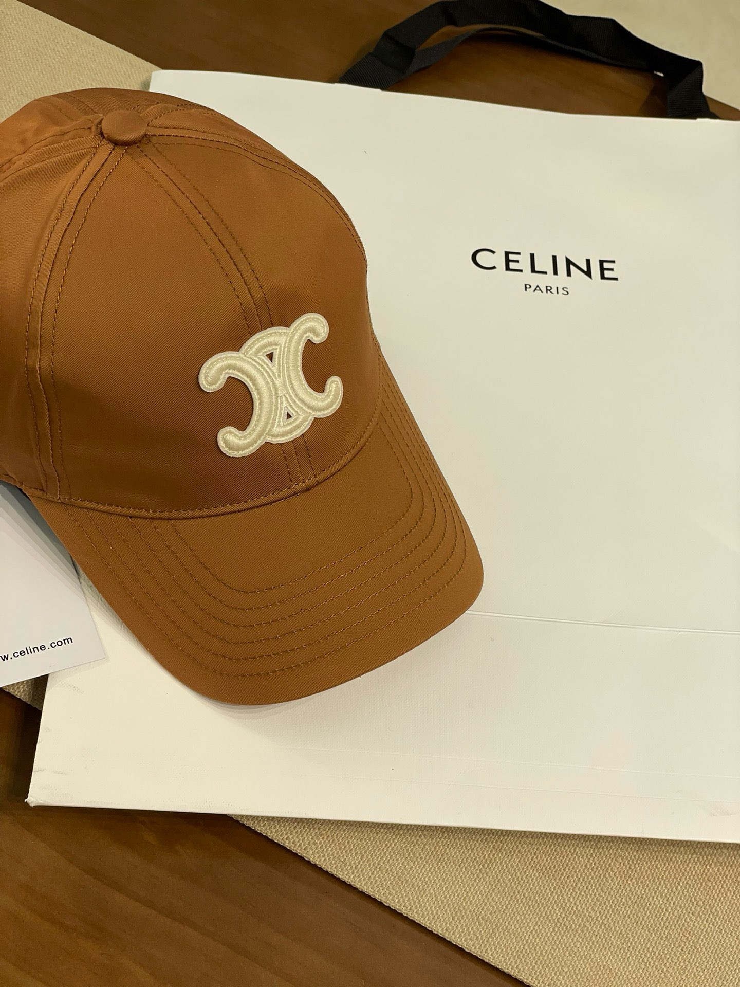 \nCeline赛琳新色太妃糖色棒球帽，以优雅的棕色为主色调，尽显气质。拥有三种不同标志设计款式，分别是精致的双c刺绣款、简约的凯旋门logo款以及显眼的“celine”字母款，满足不同的审美需求。采用优质面料制作，佩戴舒适，版型贴合头部。无论是搭配优雅的裙装还是干练的裤装，都能轻松适配，为您的造型增添时尚亮点，是提升穿搭品味的理想选择\n