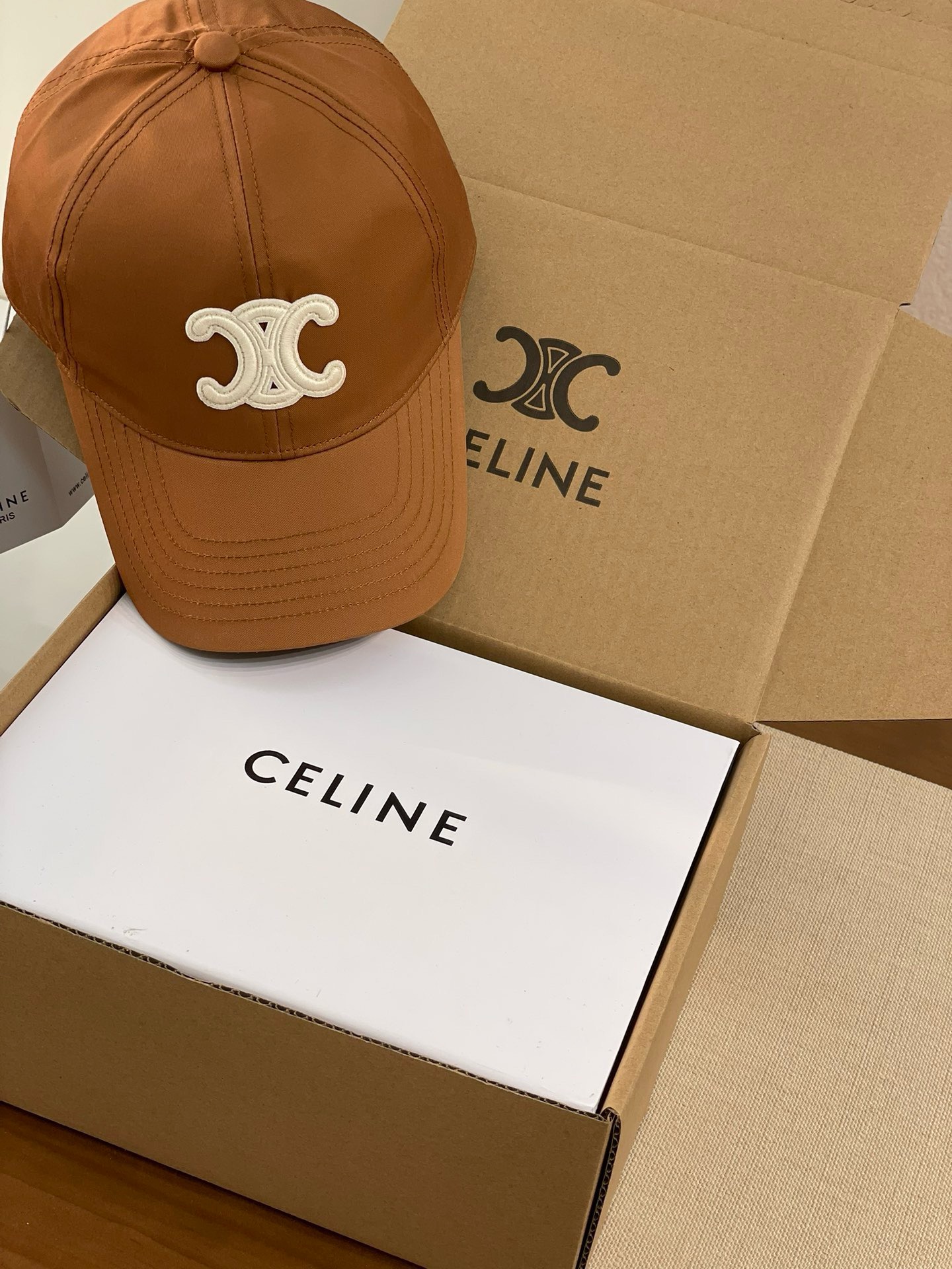 \nCeline赛琳新色太妃糖色棒球帽，以优雅的棕色为主色调，尽显气质。拥有三种不同标志设计款式，分别是精致的双c刺绣款、简约的凯旋门logo款以及显眼的“celine”字母款，满足不同的审美需求。采用优质面料制作，佩戴舒适，版型贴合头部。无论是搭配优雅的裙装还是干练的裤装，都能轻松适配，为您的造型增添时尚亮点，是提升穿搭品味的理想选择\n