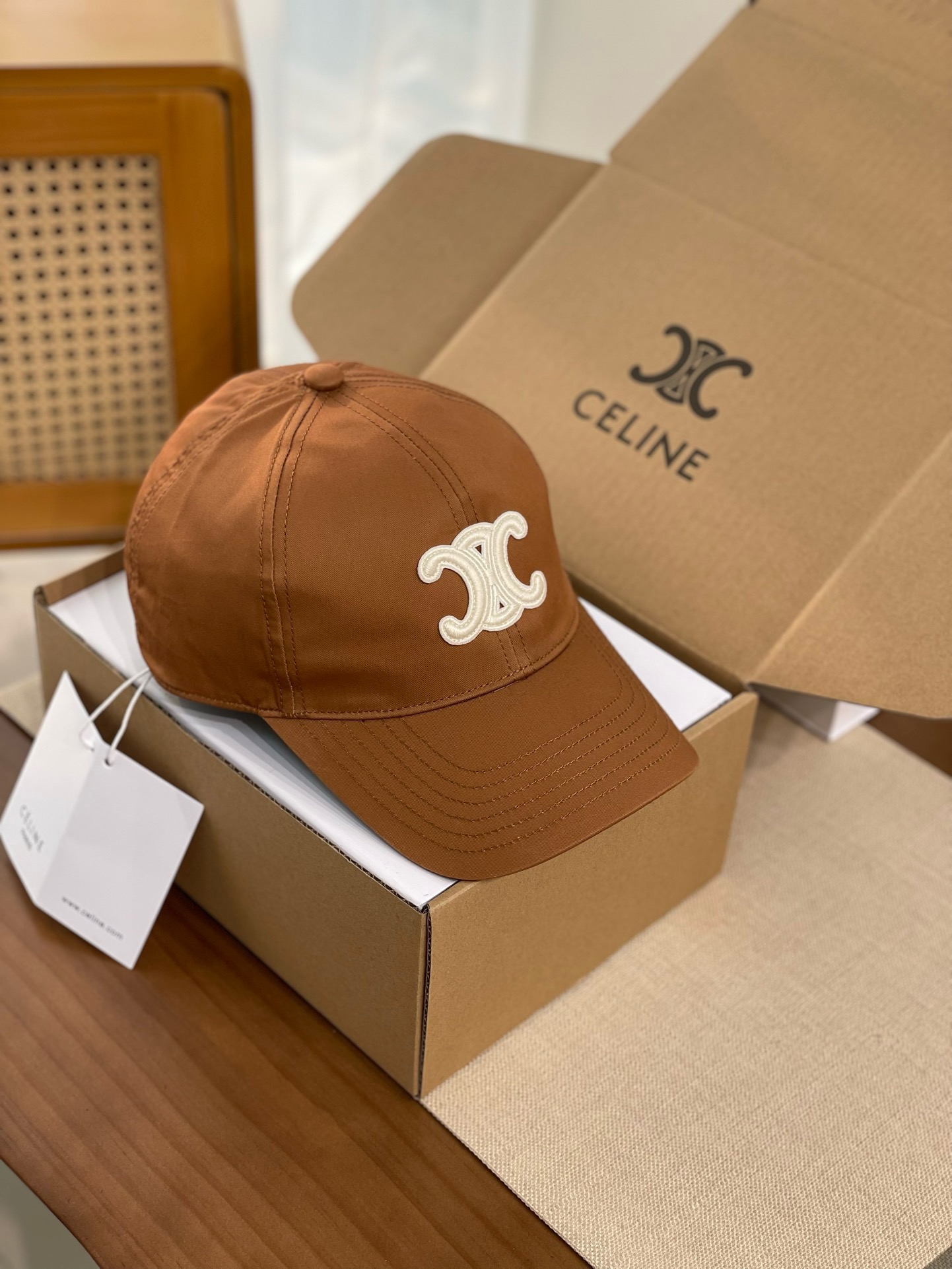 \nCeline赛琳新色太妃糖色棒球帽，以优雅的棕色为主色调，尽显气质。拥有三种不同标志设计款式，分别是精致的双c刺绣款、简约的凯旋门logo款以及显眼的“celine”字母款，满足不同的审美需求。采用优质面料制作，佩戴舒适，版型贴合头部。无论是搭配优雅的裙装还是干练的裤装，都能轻松适配，为您的造型增添时尚亮点，是提升穿搭品味的理想选择\n