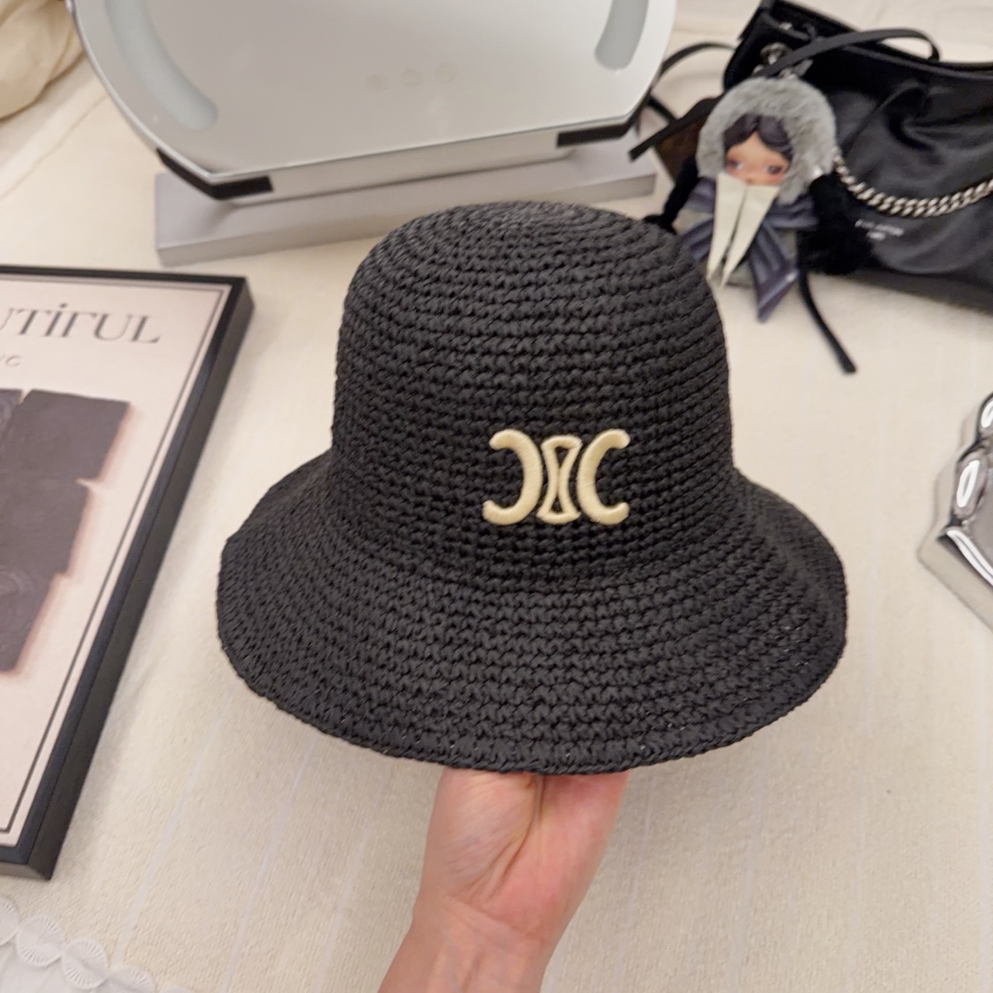 \nCeline赛林钩针刺绣草编帽\n不用刻意打扮，一顶Celine草帽就能定义你的夏日风格。无论是海边度假还是城市漫步，它都是氛围感的最佳载体。