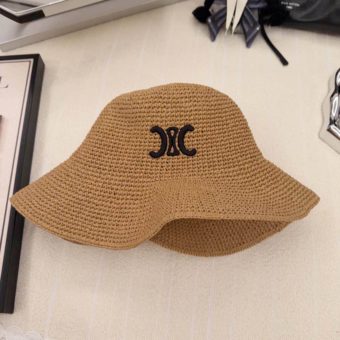 \nCeline赛林钩针刺绣草编帽\n不用刻意打扮，一顶Celine草帽就能定义你的夏日风格。无论是海边度假还是城市漫步，它都是氛围感的最佳载体。