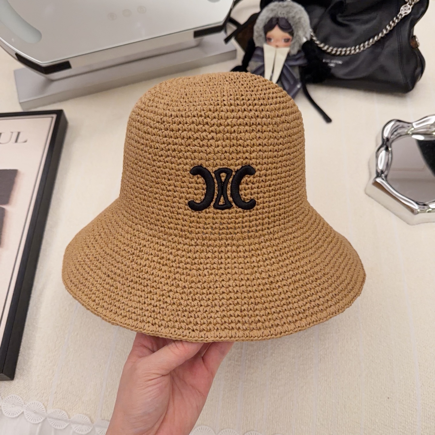 \nCeline赛林钩针刺绣草编帽\n不用刻意打扮，一顶Celine草帽就能定义你的夏日风格。无论是海边度假还是城市漫步，它都是氛围感的最佳载体。