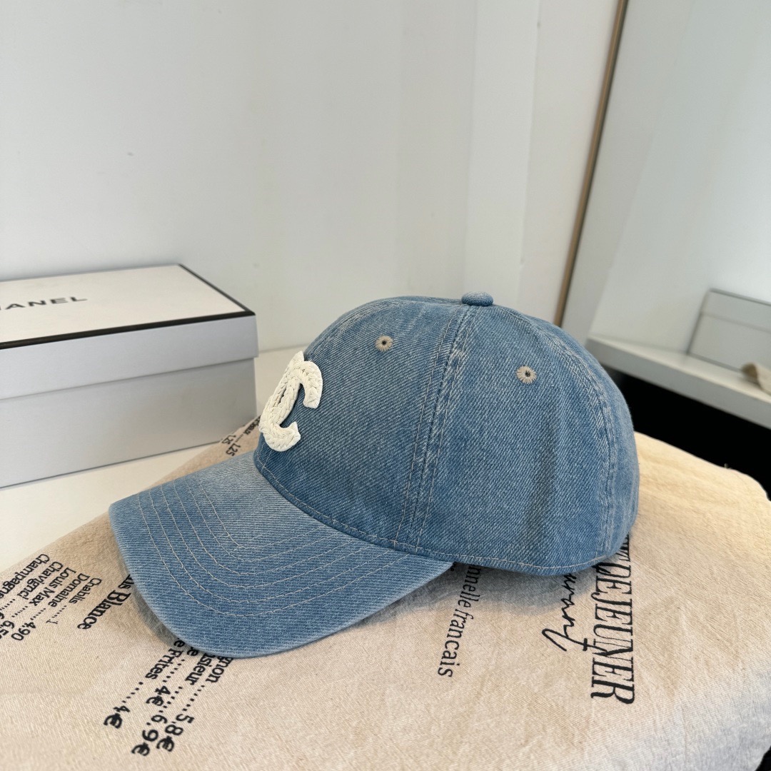 \nChanel香奈儿新品棒球帽，经典简约，时尚休闲设计跑量新品