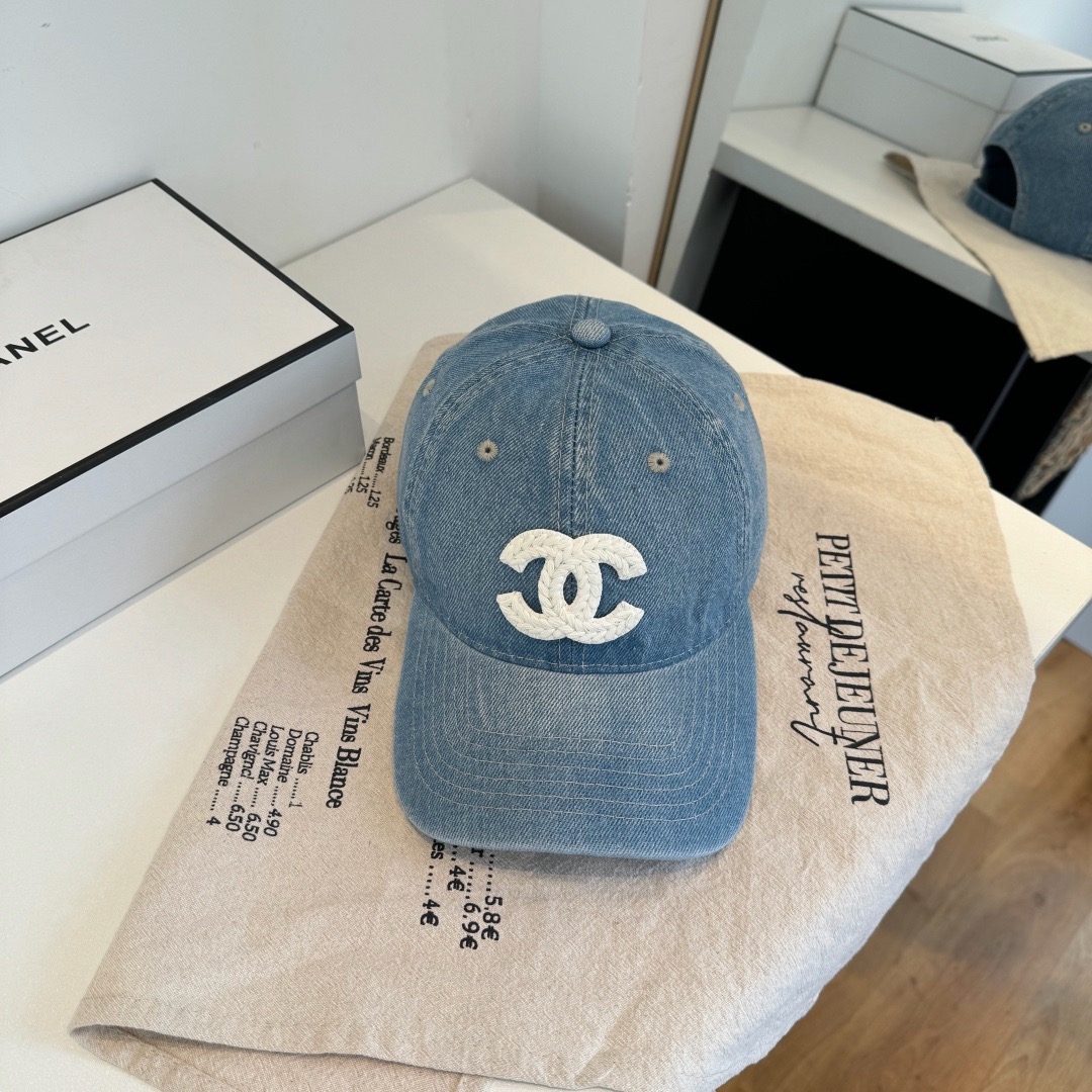 \nChanel香奈儿新品棒球帽，经典简约，时尚休闲设计跑量新品
