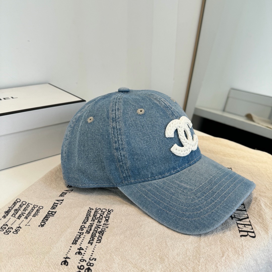 \nChanel香奈儿新品棒球帽，经典简约，时尚休闲设计跑量新品