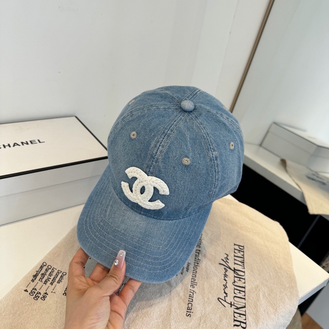 \nChanel香奈儿新品棒球帽，经典简约，时尚休闲设计跑量新品