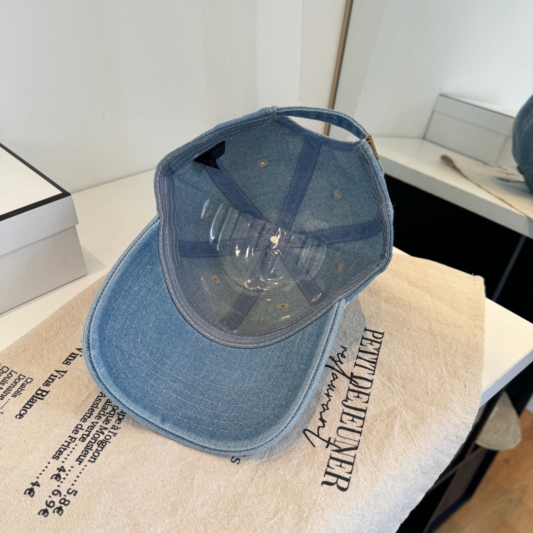 \nChanel香奈儿新品棒球帽，经典简约，时尚休闲设计跑量新品