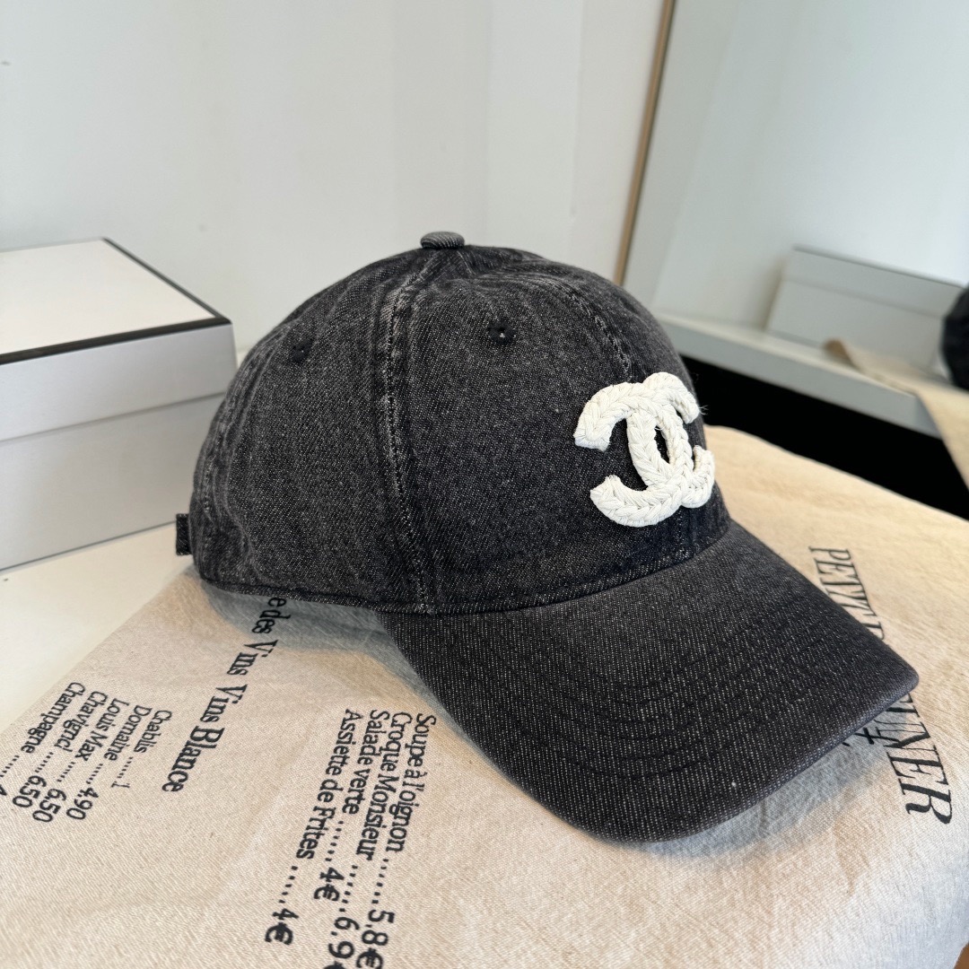 \nChanel香奈儿新品棒球帽，经典简约，时尚休闲设计跑量新品