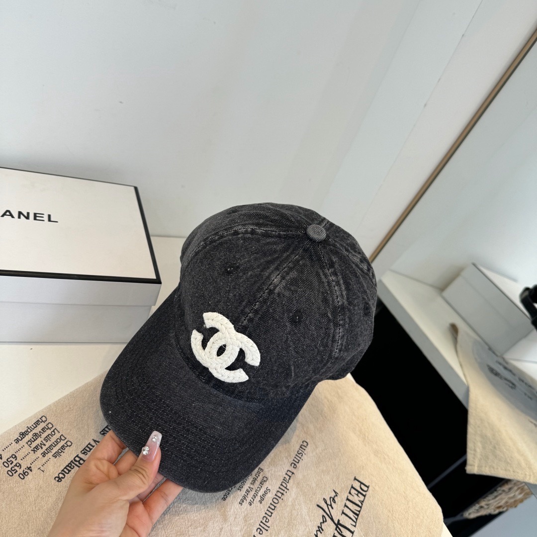 \nChanel香奈儿新品棒球帽，经典简约，时尚休闲设计跑量新品