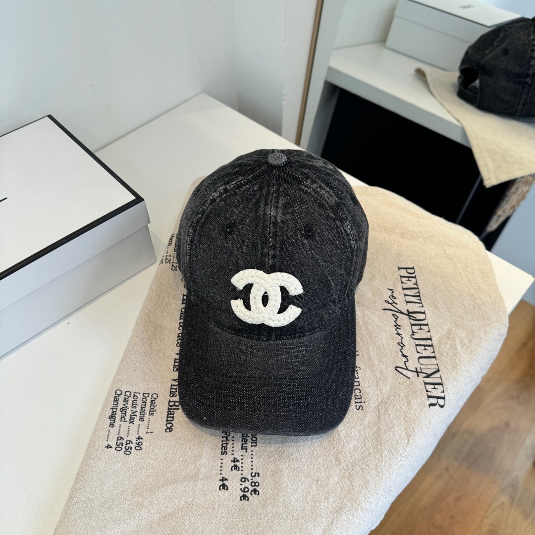 \nChanel香奈儿新品棒球帽，经典简约，时尚休闲设计跑量新品