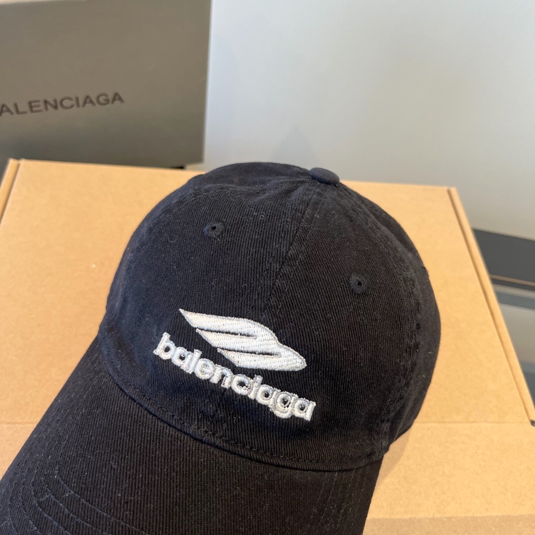 \nBALENCIAGA巴黎世家新款logo棒球帽，很酷的色系，男女佩戴都有不同style，第一批抢先出货！巴黎粉必入款！