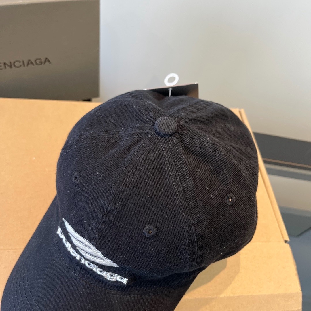 \nBALENCIAGA巴黎世家新款logo棒球帽，很酷的色系，男女佩戴都有不同style，第一批抢先出货！巴黎粉必入款！