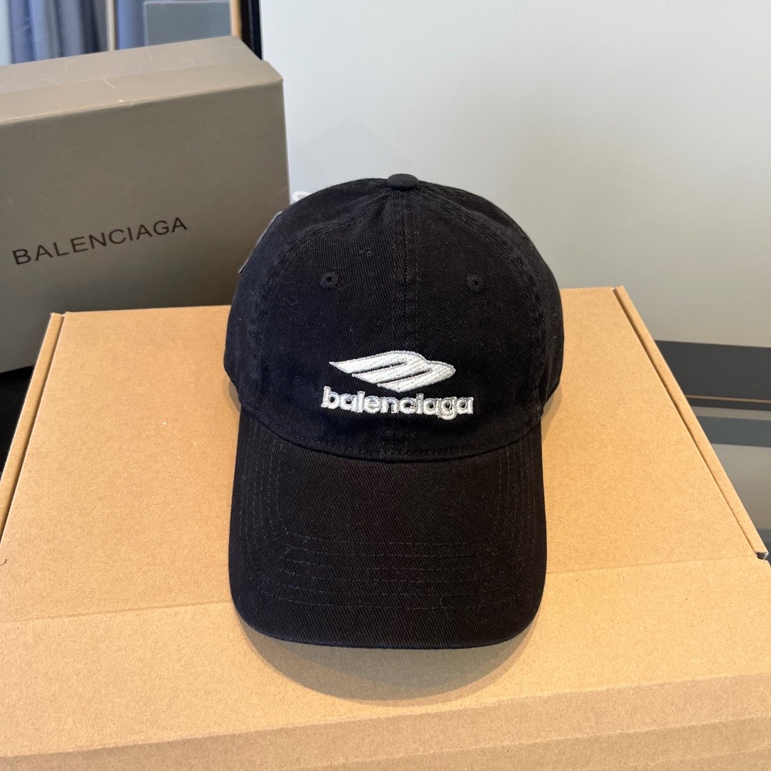 \nBALENCIAGA巴黎世家新款logo棒球帽，很酷的色系，男女佩戴都有不同style，第一批抢先出货！巴黎粉必入款！