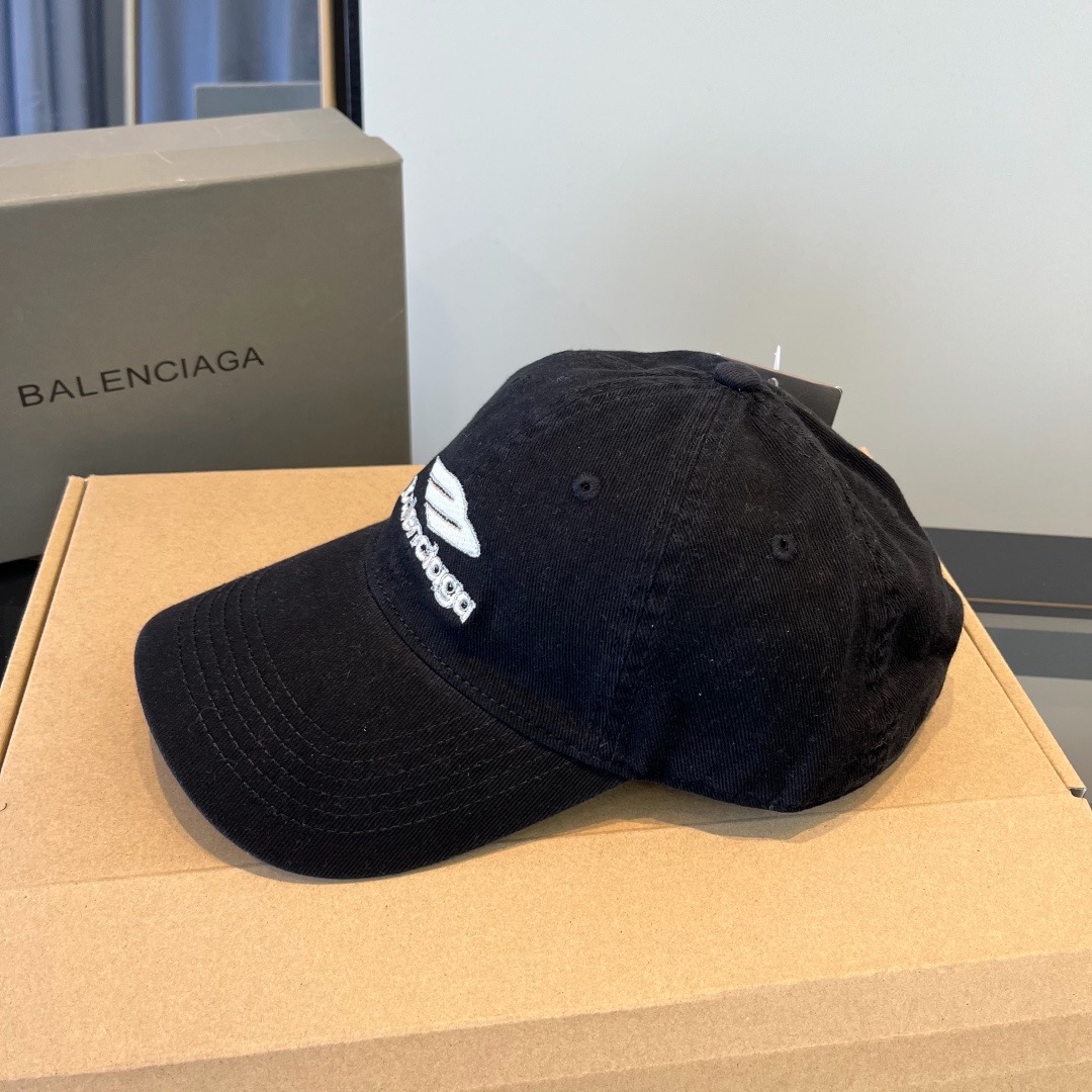 \nBALENCIAGA巴黎世家新款logo棒球帽，很酷的色系，男女佩戴都有不同style，第一批抢先出货！巴黎粉必入款！