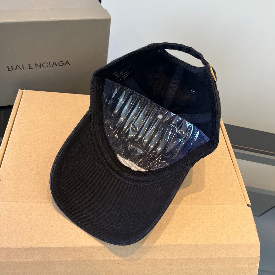\nBALENCIAGA巴黎世家新款logo棒球帽，很酷的色系，男女佩戴都有不同style，第一批抢先出货！巴黎粉必入款！