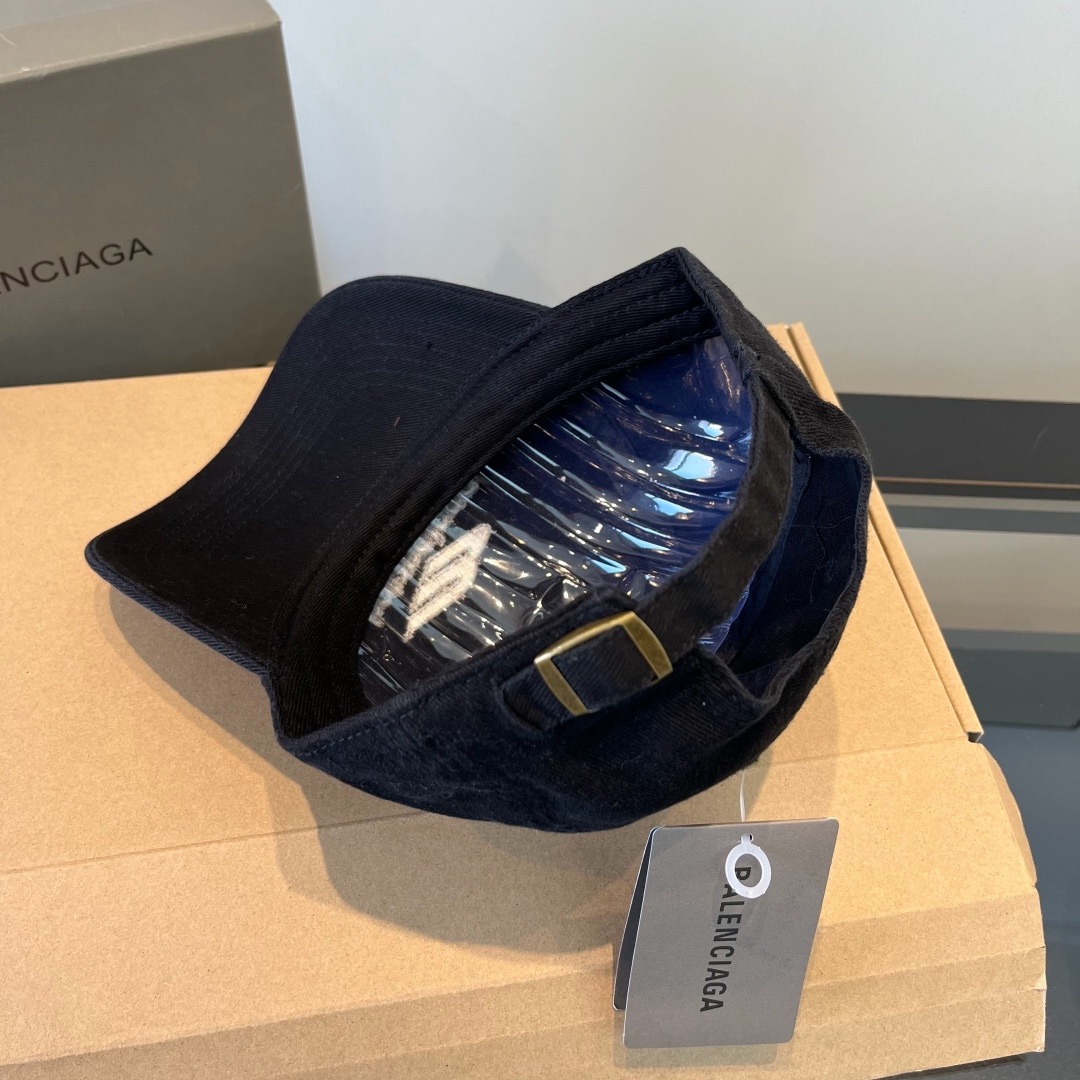 \nBALENCIAGA巴黎世家新款logo棒球帽，很酷的色系，男女佩戴都有不同style，第一批抢先出货！巴黎粉必入款！