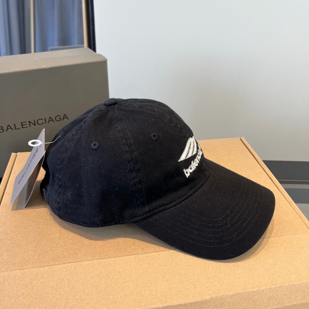 \nBALENCIAGA巴黎世家新款logo棒球帽，很酷的色系，男女佩戴都有不同style，第一批抢先出货！巴黎粉必入款！