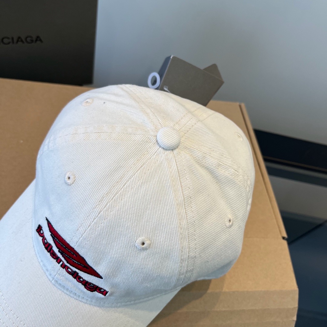\nBALENCIAGA巴黎世家新款logo棒球帽，很酷的色系，男女佩戴都有不同style，第一批抢先出货！巴黎粉必入款！
