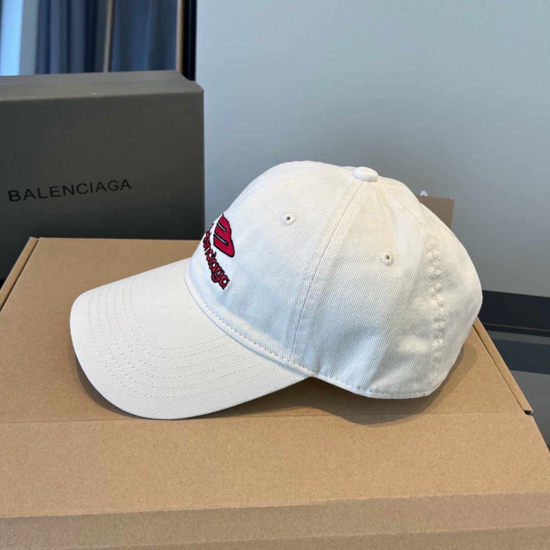 \nBALENCIAGA巴黎世家新款logo棒球帽，很酷的色系，男女佩戴都有不同style，第一批抢先出货！巴黎粉必入款！