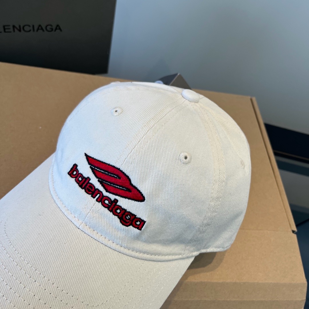 \nBALENCIAGA巴黎世家新款logo棒球帽，很酷的色系，男女佩戴都有不同style，第一批抢先出货！巴黎粉必入款！