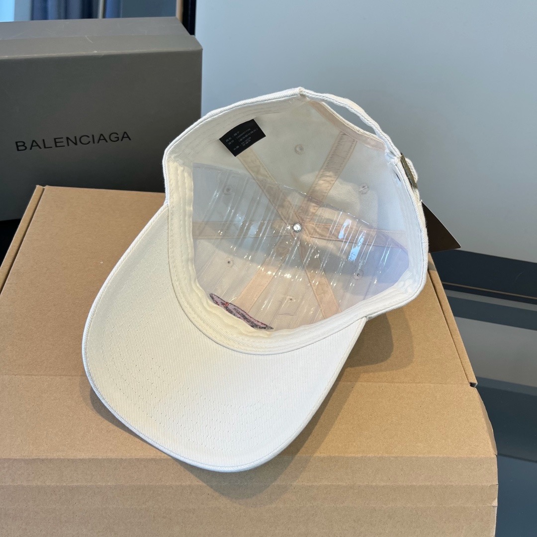 \nBALENCIAGA巴黎世家新款logo棒球帽，很酷的色系，男女佩戴都有不同style，第一批抢先出货！巴黎粉必入款！