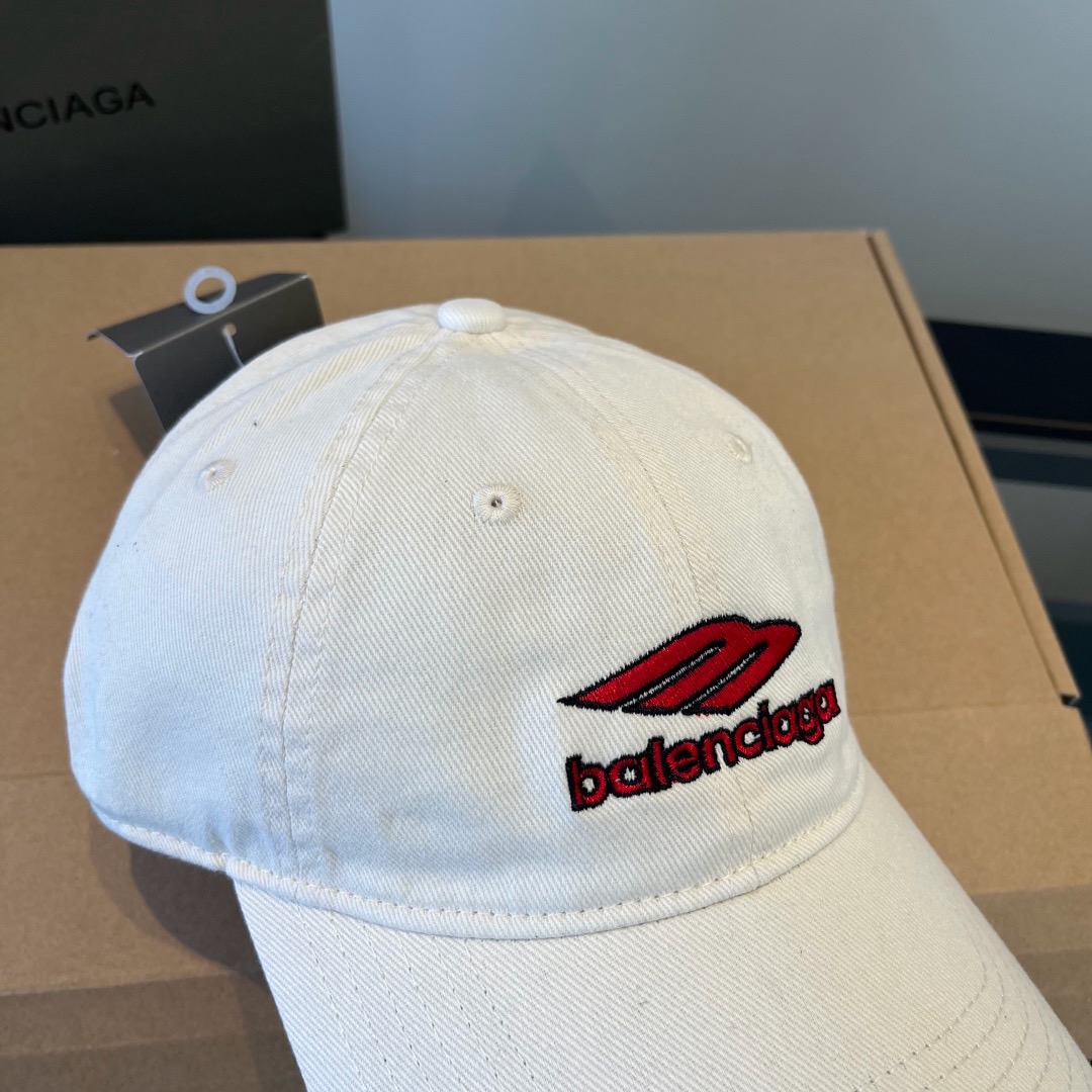 \nBALENCIAGA巴黎世家新款logo棒球帽，很酷的色系，男女佩戴都有不同style，第一批抢先出货！巴黎粉必入款！