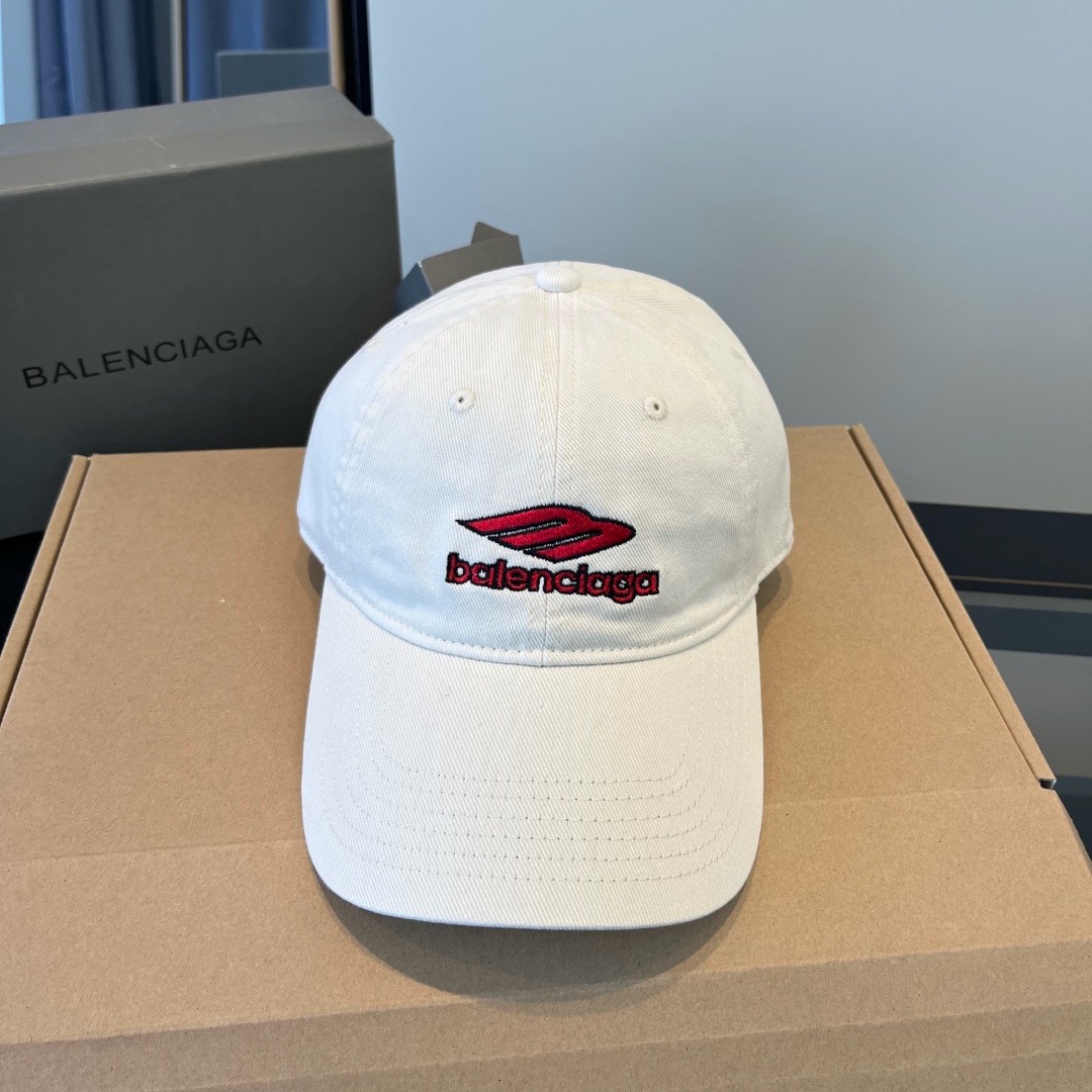 \nBALENCIAGA巴黎世家新款logo棒球帽，很酷的色系，男女佩戴都有不同style，第一批抢先出货！巴黎粉必入款！