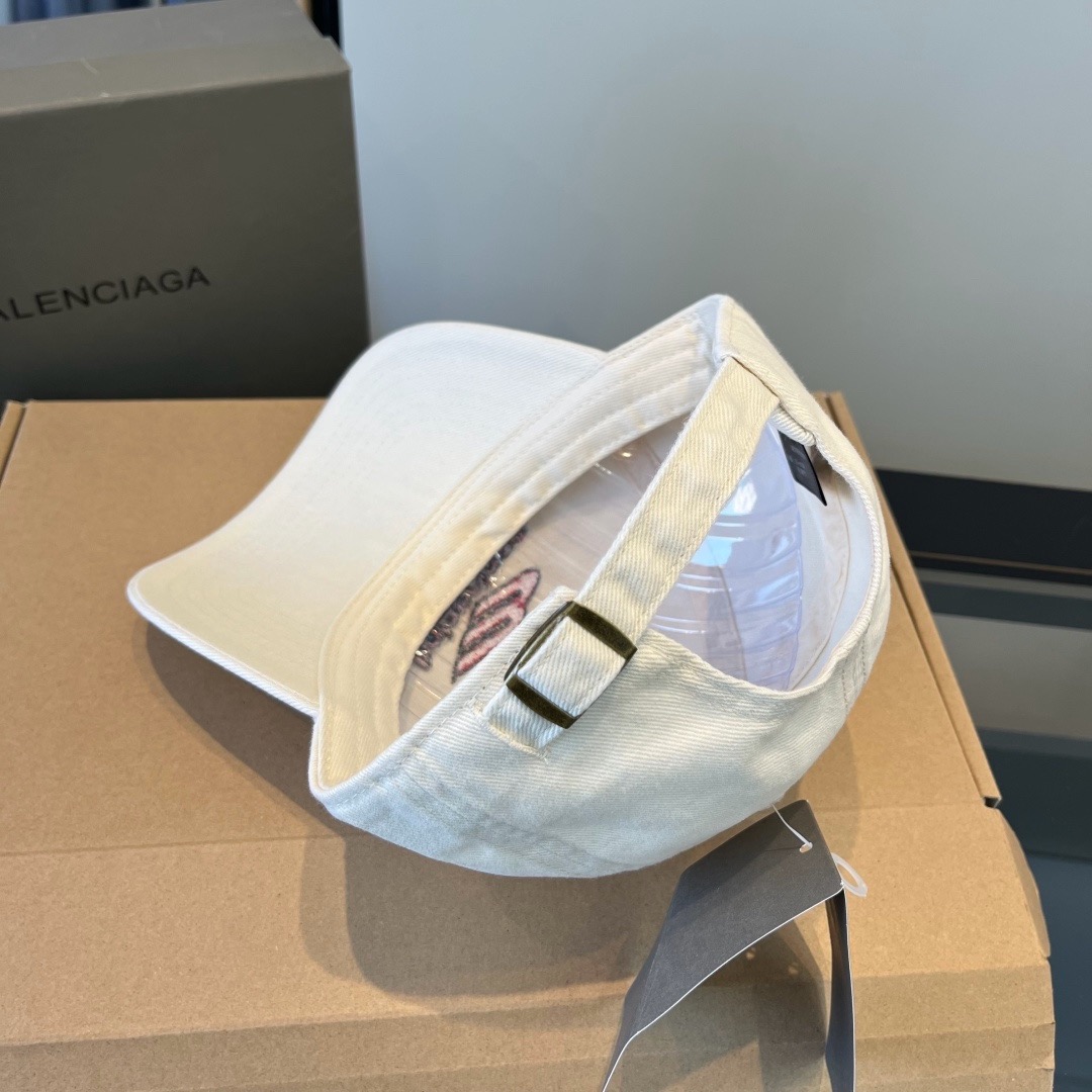 \nBALENCIAGA巴黎世家新款logo棒球帽，很酷的色系，男女佩戴都有不同style，第一批抢先出货！巴黎粉必入款！