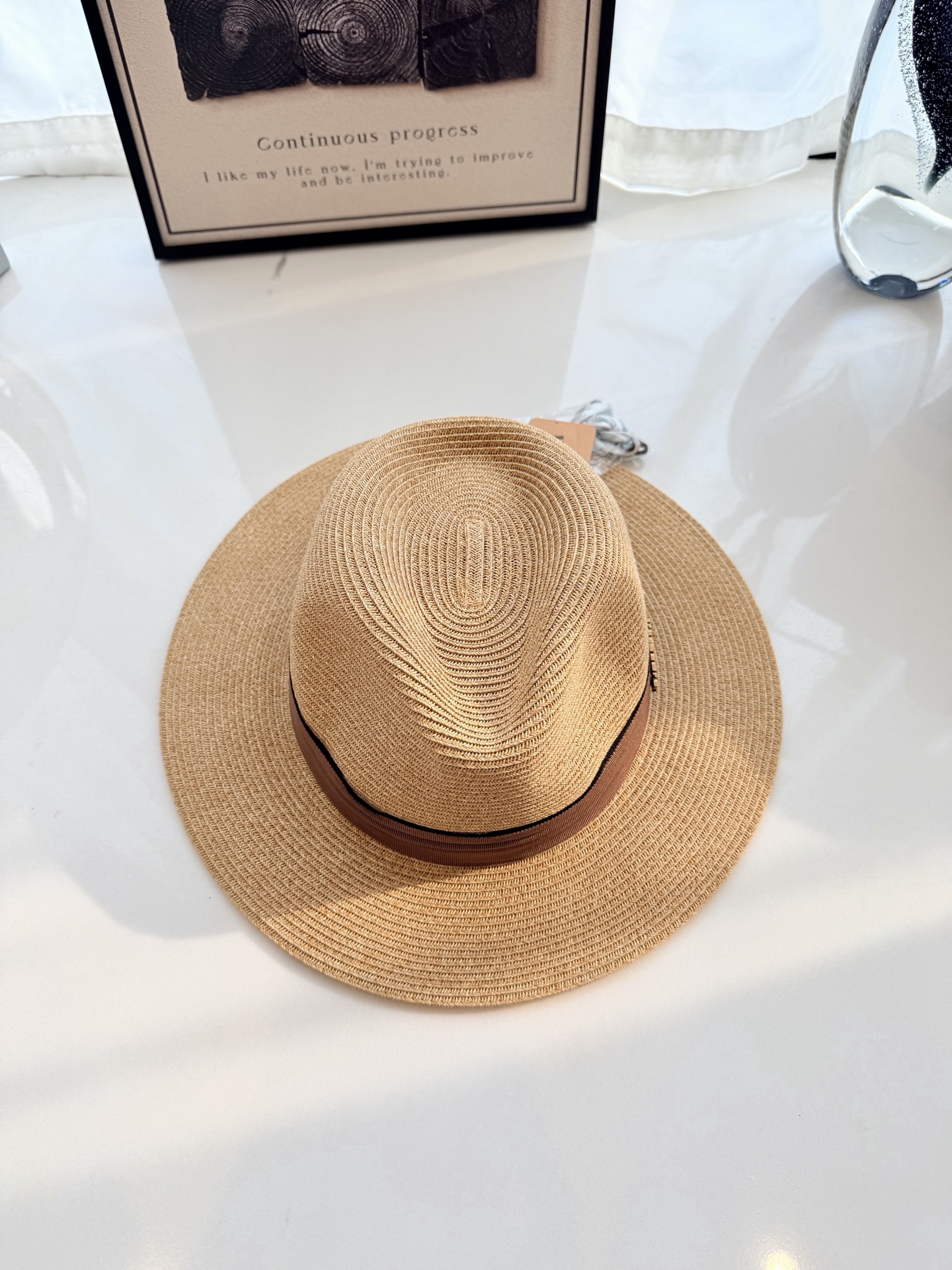 \nBurberry春夏氛围感的顶流\n一顶巴拿马草帽\n解锁所有温柔与随性\n