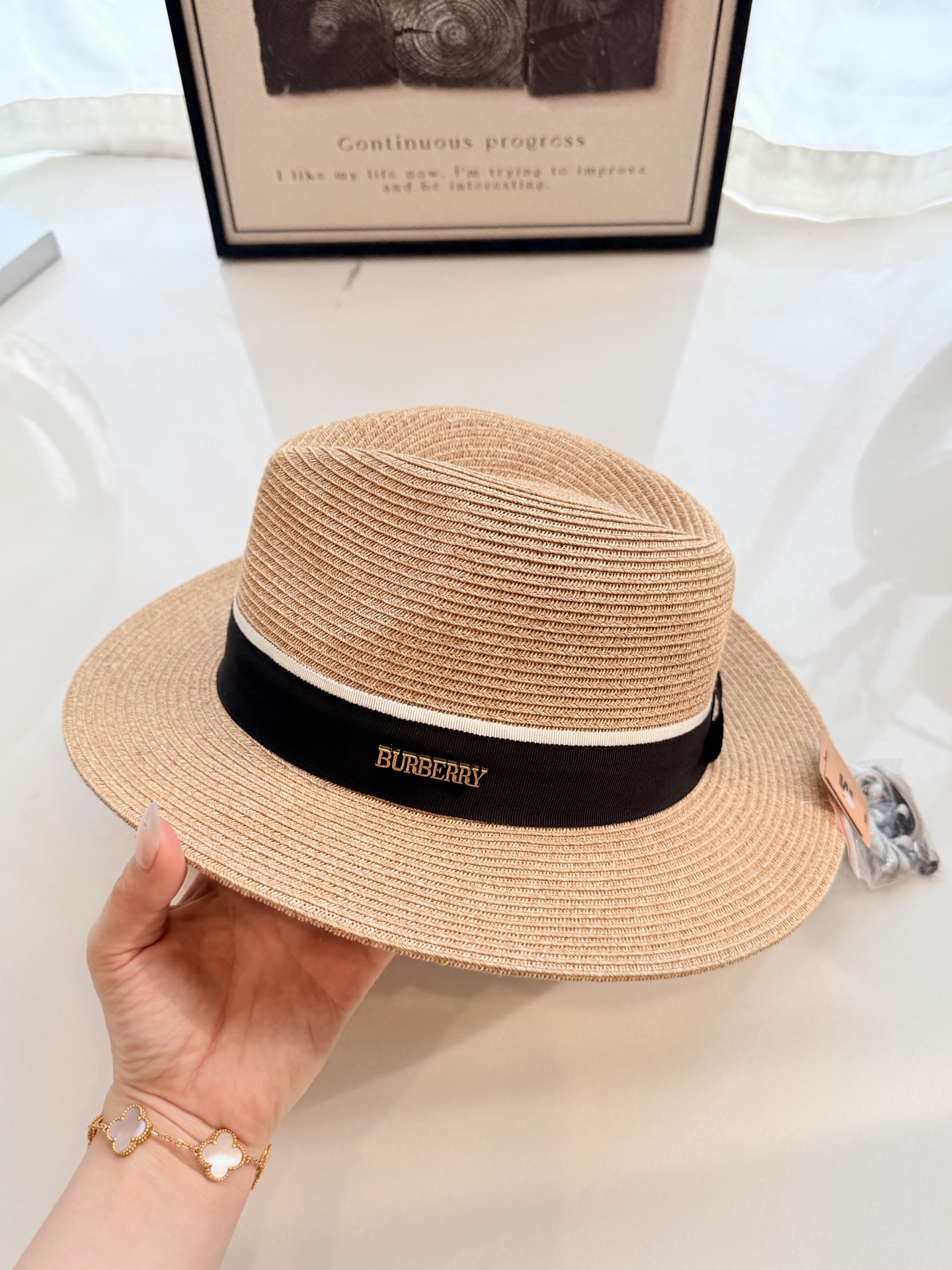 \nBurberry春夏氛围感的顶流\n一顶巴拿马草帽\n解锁所有温柔与随性\n