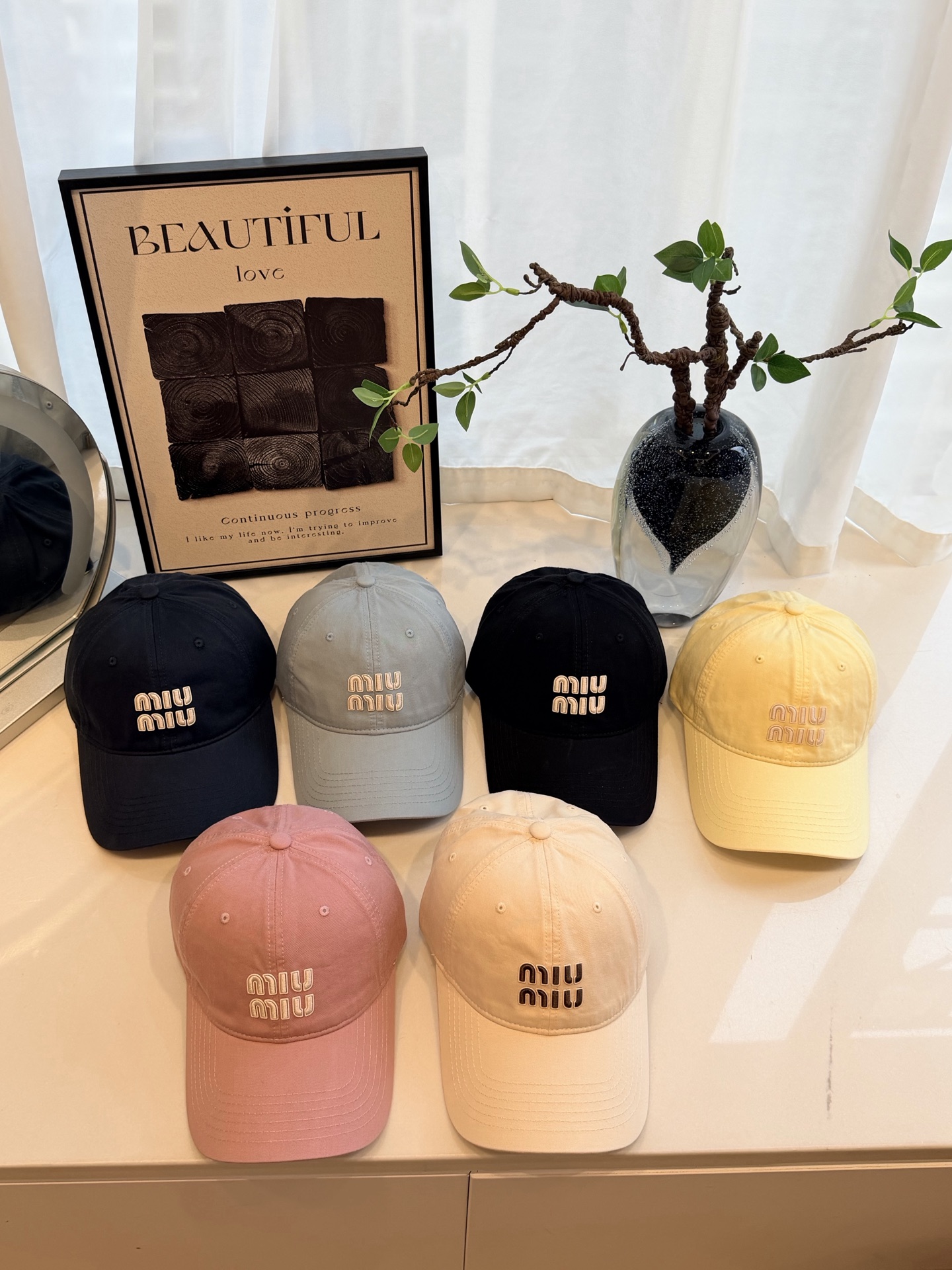 \nmiumiu缪缪彩色纯棉棒球帽\n马卡龙色系棒球帽，软顶设计超显脸小，日常出街、运动通勤都好搭，甜妹必备！