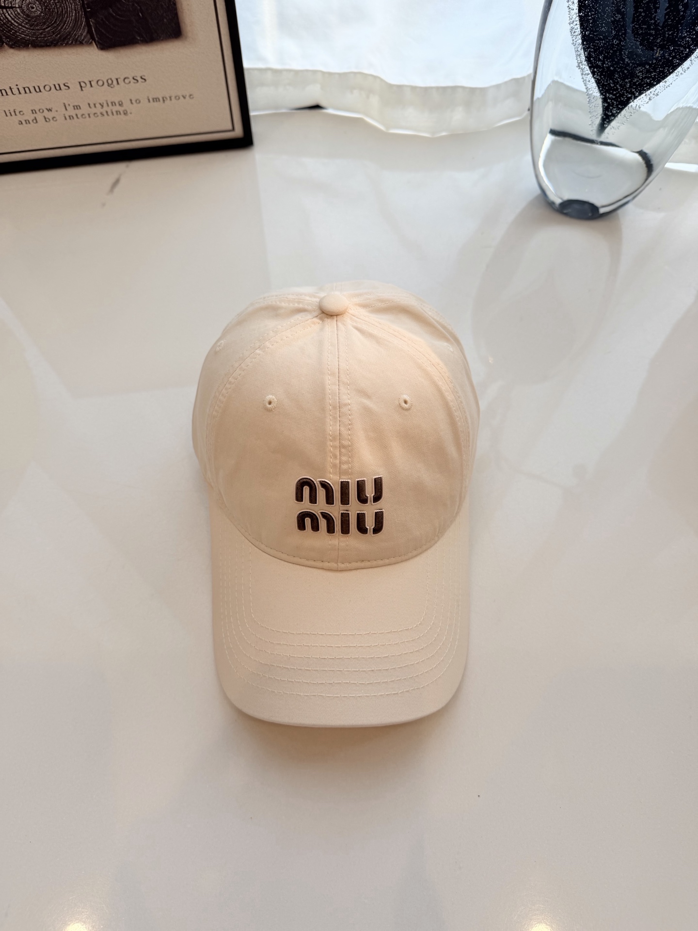 \nmiumiu缪缪彩色纯棉棒球帽\n马卡龙色系棒球帽，软顶设计超显脸小，日常出街、运动通勤都好搭，甜妹必备！