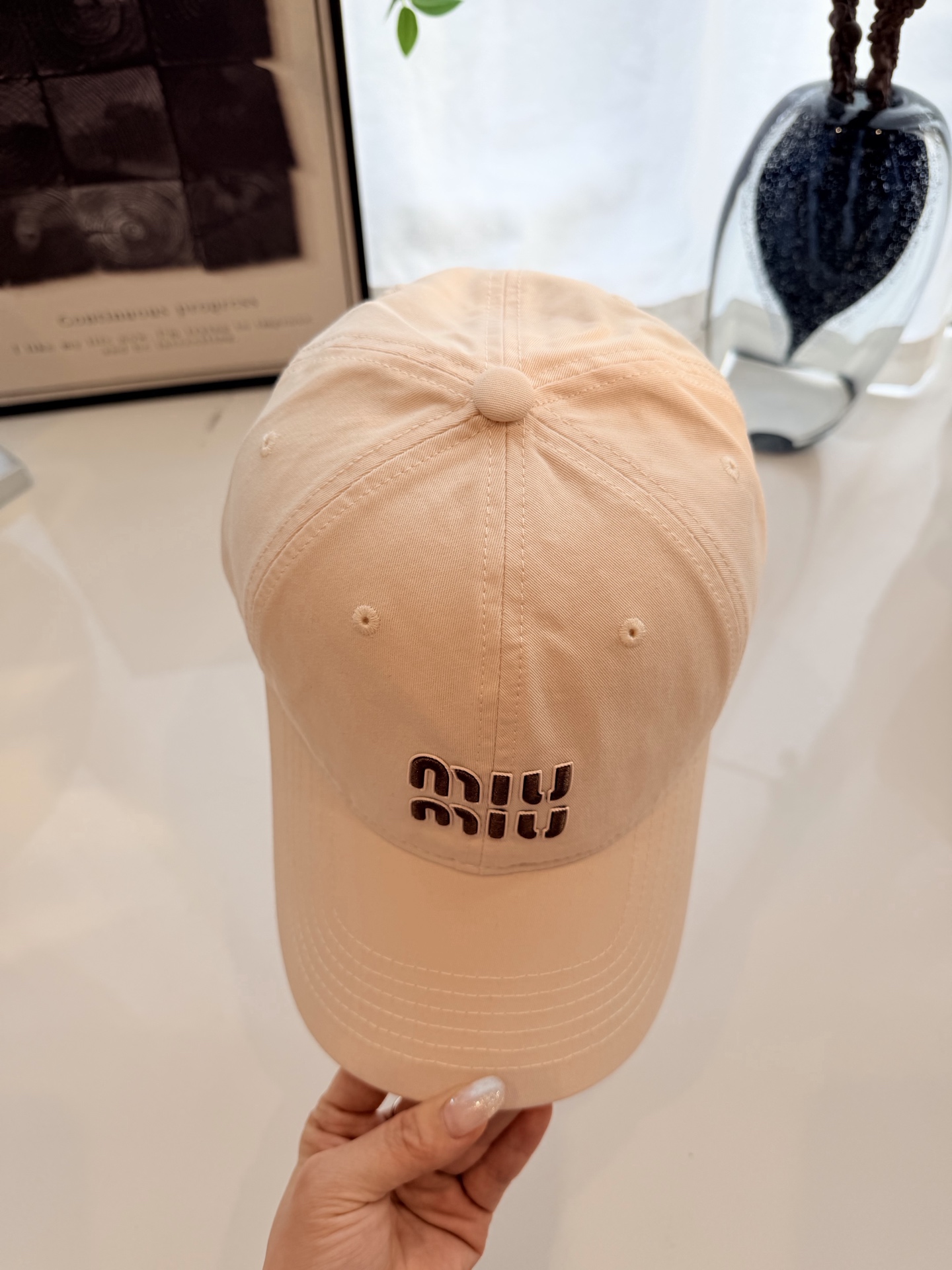 \nmiumiu缪缪彩色纯棉棒球帽\n马卡龙色系棒球帽，软顶设计超显脸小，日常出街、运动通勤都好搭，甜妹必备！