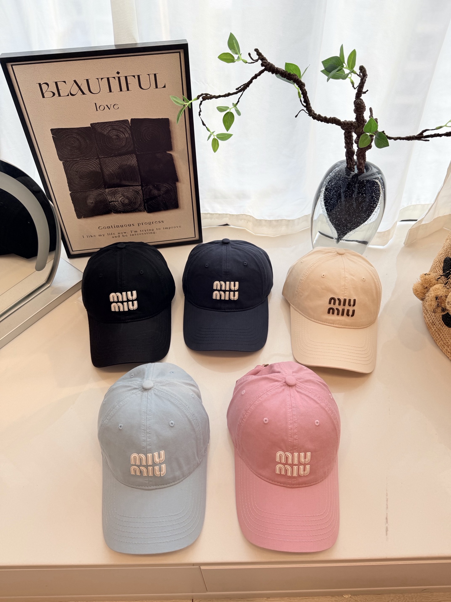 \nmiumiu缪缪彩色纯棉棒球帽\n马卡龙色系棒球帽，软顶设计超显脸小，日常出街、运动通勤都好搭，甜妹必备！