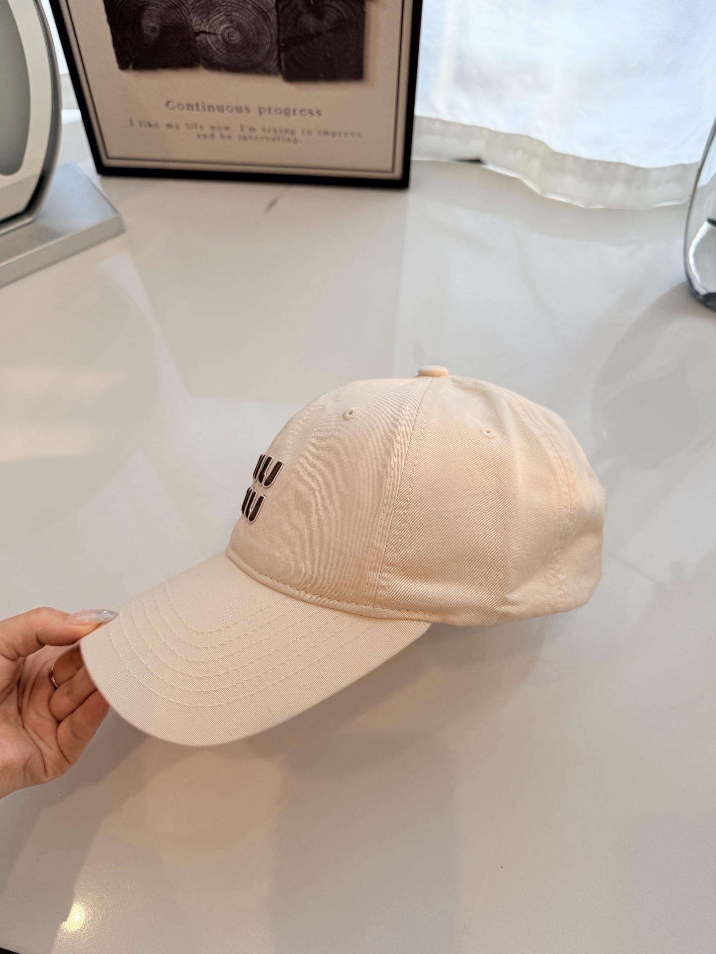 \nmiumiu缪缪彩色纯棉棒球帽\n马卡龙色系棒球帽，软顶设计超显脸小，日常出街、运动通勤都好搭，甜妹必备！