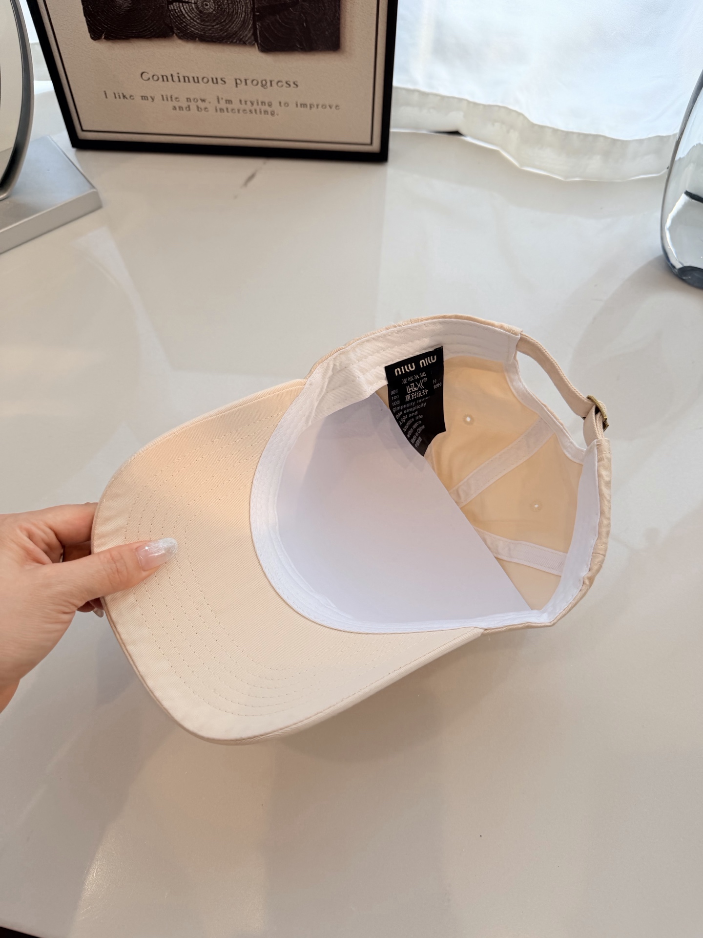 \nmiumiu缪缪彩色纯棉棒球帽\n马卡龙色系棒球帽，软顶设计超显脸小，日常出街、运动通勤都好搭，甜妹必备！