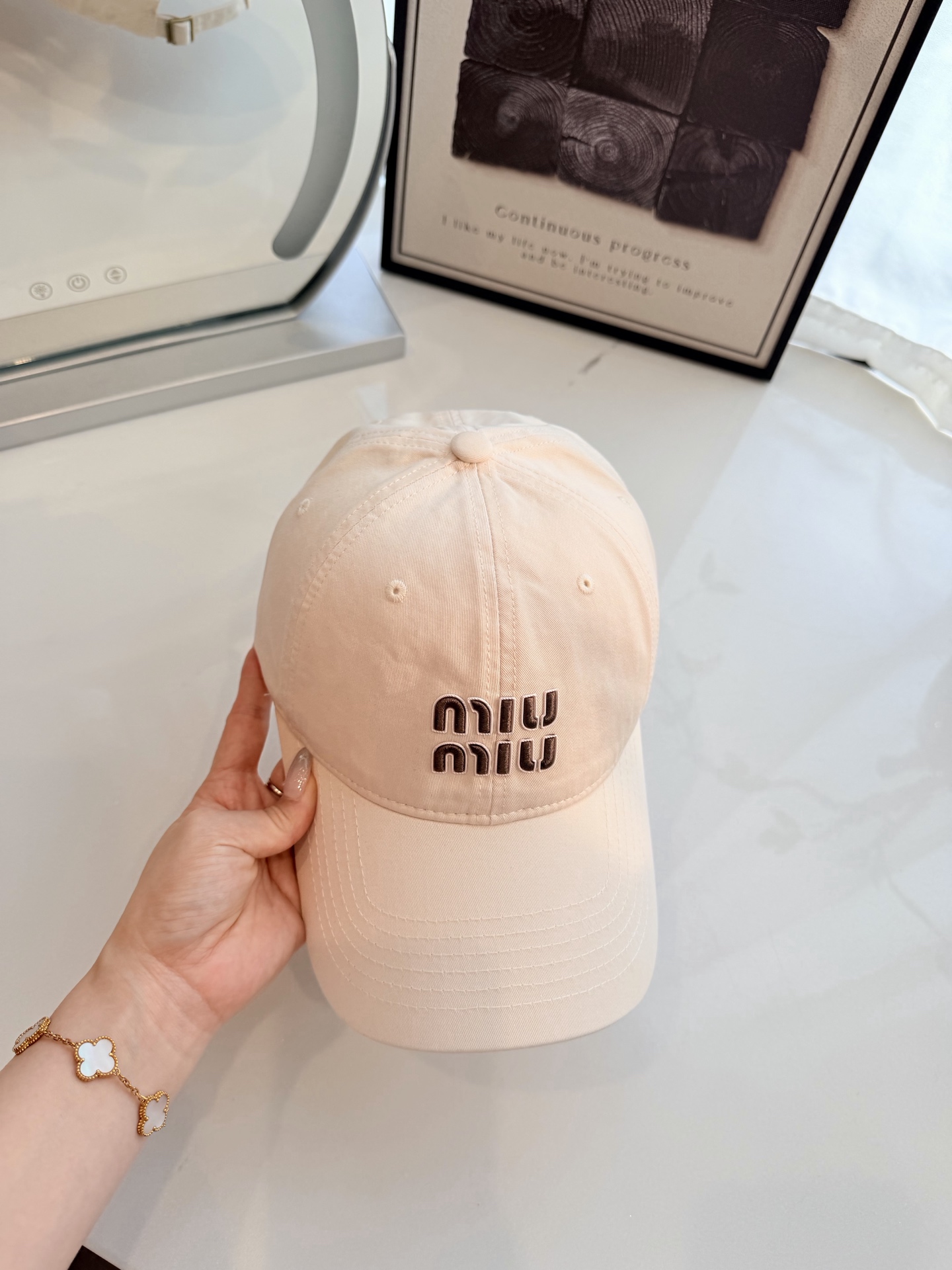\nmiumiu缪缪彩色纯棉棒球帽\n马卡龙色系棒球帽，软顶设计超显脸小，日常出街、运动通勤都好搭，甜妹必备！