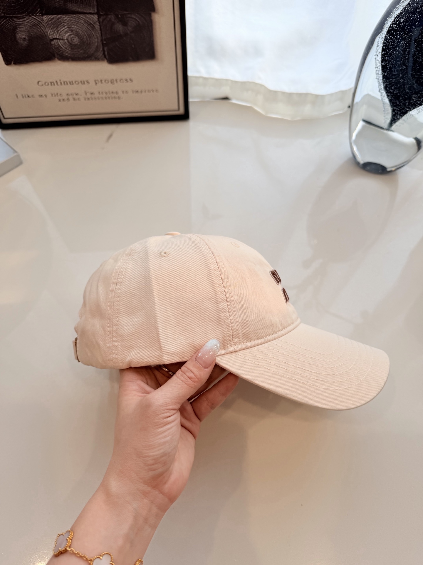 \nmiumiu缪缪彩色纯棉棒球帽\n马卡龙色系棒球帽，软顶设计超显脸小，日常出街、运动通勤都好搭，甜妹必备！