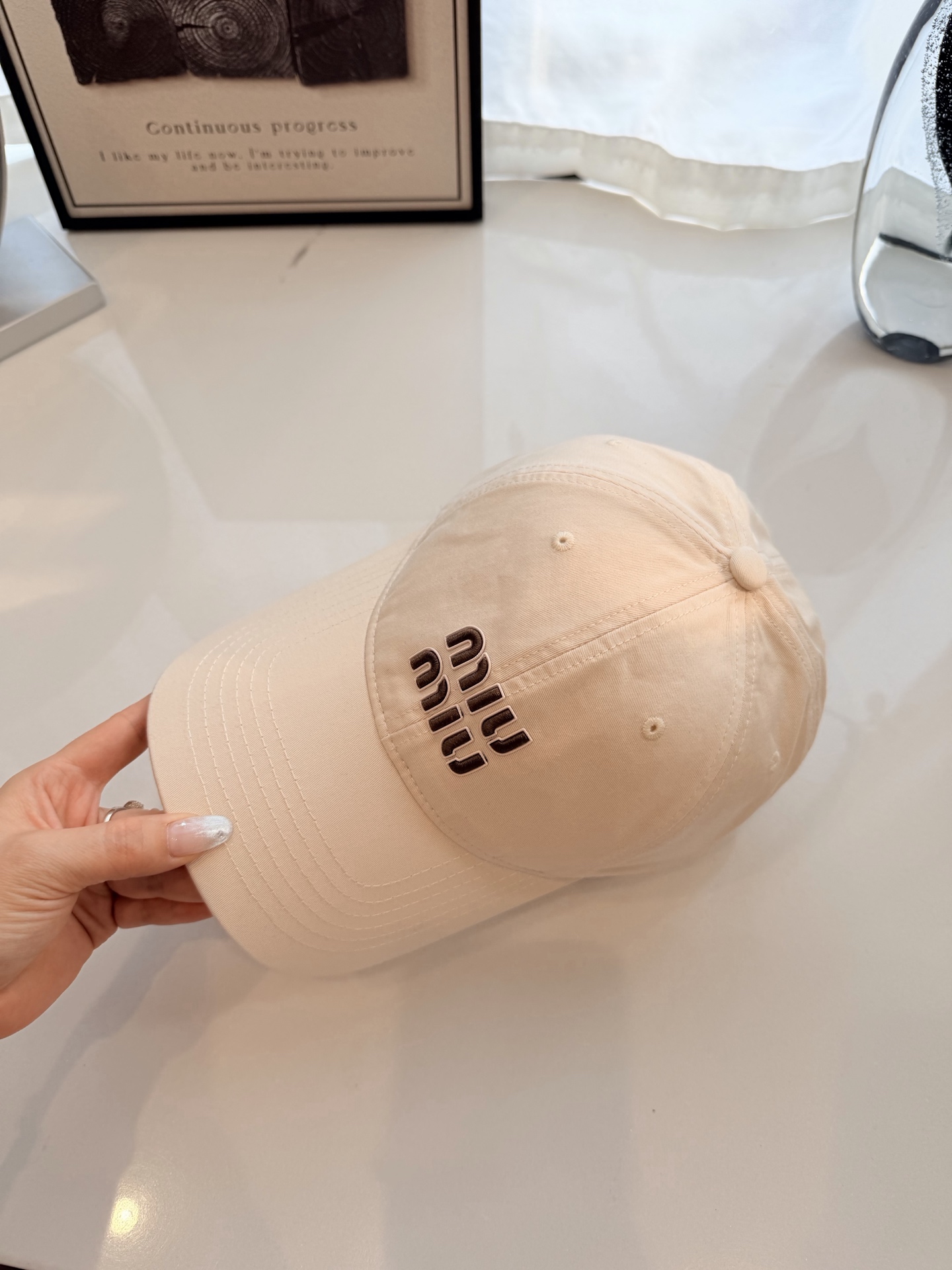 \nmiumiu缪缪彩色纯棉棒球帽\n马卡龙色系棒球帽，软顶设计超显脸小，日常出街、运动通勤都好搭，甜妹必备！